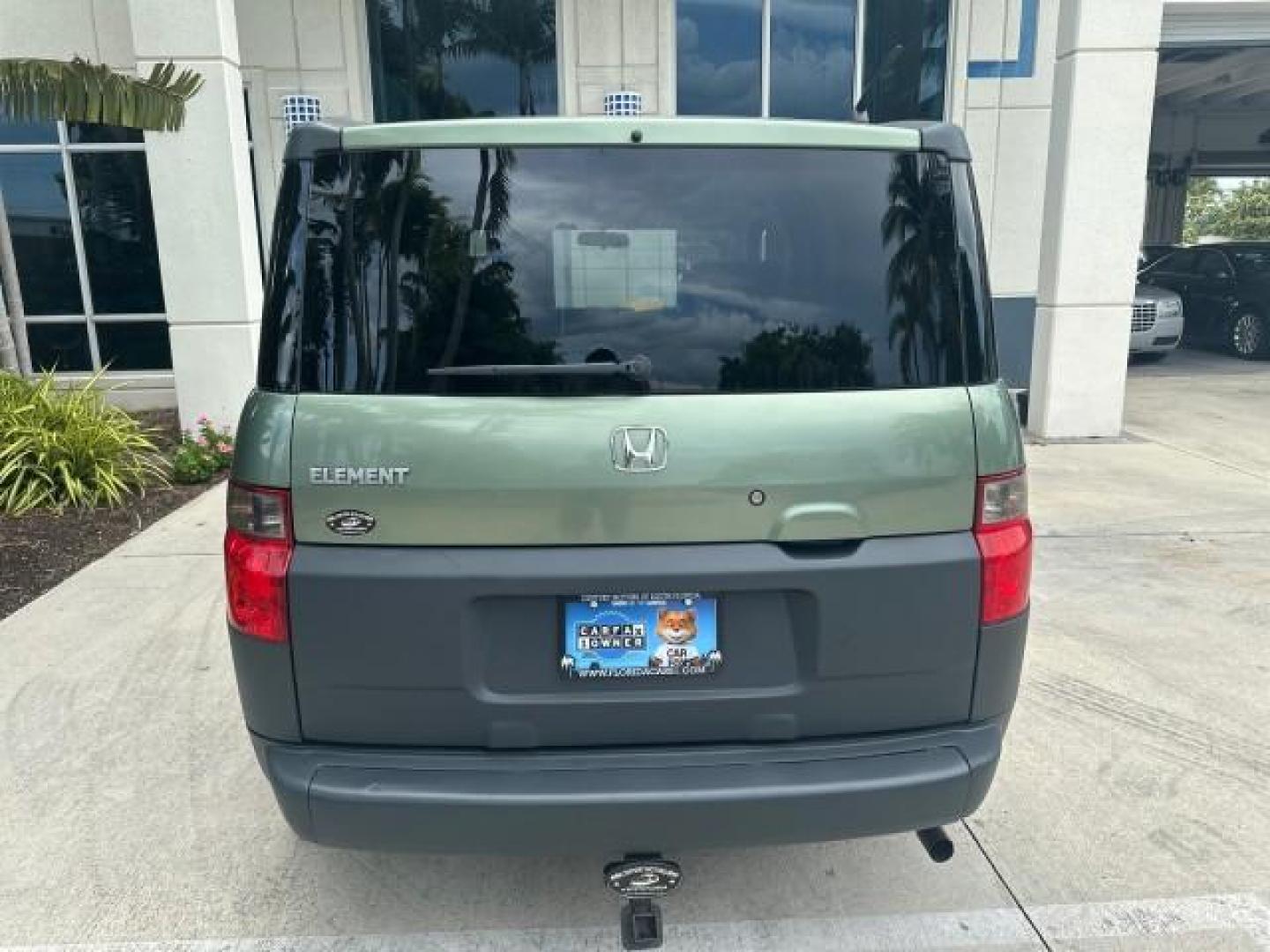 2005 Galapogos Green Metallic /Gray/Green Honda Element LX 1 FL 18 SERVICES (5J6YH18315L) with an 2.4L DOHC MPFI 16-Valve i-VTEC I4 Engine engine, Automatic transmission, located at 4701 North Dixie Hwy, Pompano Beach, FL, 33064, (954) 422-2889, 26.240938, -80.123474 - OUR WEBPAGE FLORIDACARS1.COM HAS OVER 100 PHOTOS AND FREE CARFAX LINK 2005 HONDA ELEMENT LX VIN: 5J6YH18315L000038 5 J 6 Y H 1 8 3 1 5 L 0 0 0 0 3 8 4 DOOR WAGON/SPORT UTILITY 2.4L I4 F DOHC 16V GASOLINE FRONT WHEEL DRIVE THIS IS ONE OF THE NICEST HONDA S WE HAVE EVER LISTED RETIREE 1 OWNER FLORIDA - Photo#4