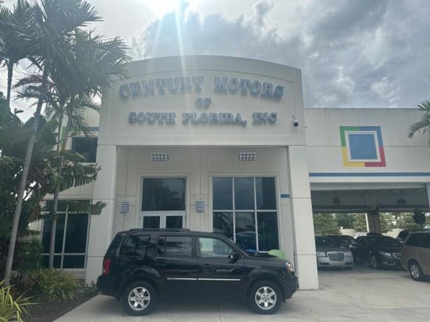 2011 Crystal Black Pearl /Gray Honda Pilot Touring 1 OWNER FL LOW MILES 37,711 (5FNYF3H9XBB) with an 3.5L SOHC MPFI 24-Valve i-VTEC V6 Engine engine, Automatic transmission, located at 4701 North Dixie Hwy, Pompano Beach, FL, 33064, (954) 422-2889, 26.240938, -80.123474 - OUR WEBPAGE FLORIDACARS1.COM HAS OVER 100 PHOTOS AND FREE CARFAX LINK 2011 HONDA PILOT TOURING VIN: 5FNYF3H9XBB047398 5 F N Y F 3 H 9 X B B 0 4 7 3 9 8 4 DOOR WAGON/SPORT UTILITY 3.5L V6 F SOHC 24V GASOLINE FRONT WHEEL DRIVE FLORIDA OWNER 3 ROW SEATS Alloy Wheels Anti-Theft System Automatic Climate - Photo#0