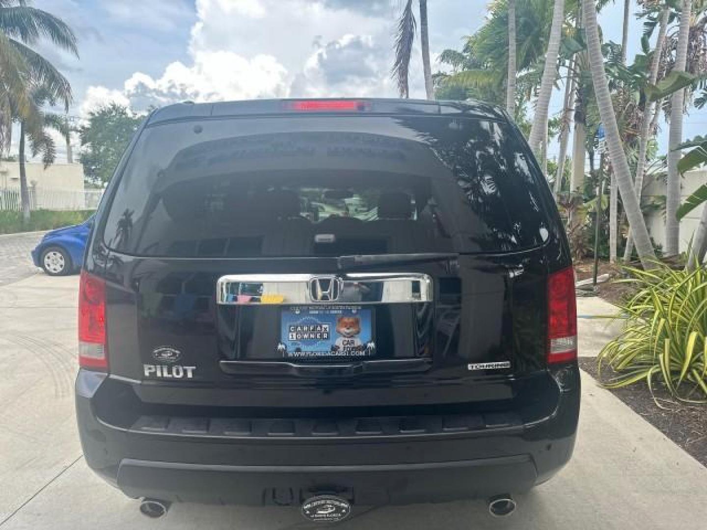 2011 Crystal Black Pearl /Gray Honda Pilot Touring 1 OWNER FL LOW MILES 37,711 (5FNYF3H9XBB) with an 3.5L SOHC MPFI 24-Valve i-VTEC V6 Engine engine, Automatic transmission, located at 4701 North Dixie Hwy, Pompano Beach, FL, 33064, (954) 422-2889, 26.240938, -80.123474 - OUR WEBPAGE FLORIDACARS1.COM HAS OVER 100 PHOTOS AND FREE CARFAX LINK 2011 HONDA PILOT TOURING VIN: 5FNYF3H9XBB047398 5 F N Y F 3 H 9 X B B 0 4 7 3 9 8 4 DOOR WAGON/SPORT UTILITY 3.5L V6 F SOHC 24V GASOLINE FRONT WHEEL DRIVE FLORIDA OWNER 3 ROW SEATS Alloy Wheels Anti-Theft System Automatic Climate - Photo#3