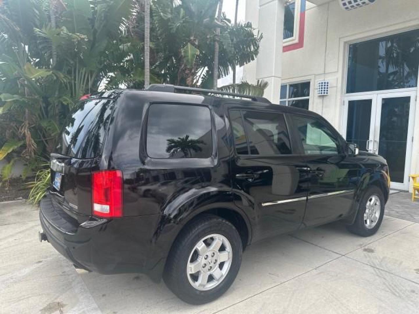 2011 Crystal Black Pearl /Gray Honda Pilot Touring 1 OWNER FL LOW MILES 37,711 (5FNYF3H9XBB) with an 3.5L SOHC MPFI 24-Valve i-VTEC V6 Engine engine, Automatic transmission, located at 4701 North Dixie Hwy, Pompano Beach, FL, 33064, (954) 422-2889, 26.240938, -80.123474 - OUR WEBPAGE FLORIDACARS1.COM HAS OVER 100 PHOTOS AND FREE CARFAX LINK 2011 HONDA PILOT TOURING VIN: 5FNYF3H9XBB047398 5 F N Y F 3 H 9 X B B 0 4 7 3 9 8 4 DOOR WAGON/SPORT UTILITY 3.5L V6 F SOHC 24V GASOLINE FRONT WHEEL DRIVE FLORIDA OWNER 3 ROW SEATS Alloy Wheels Anti-Theft System Automatic Climate - Photo#45