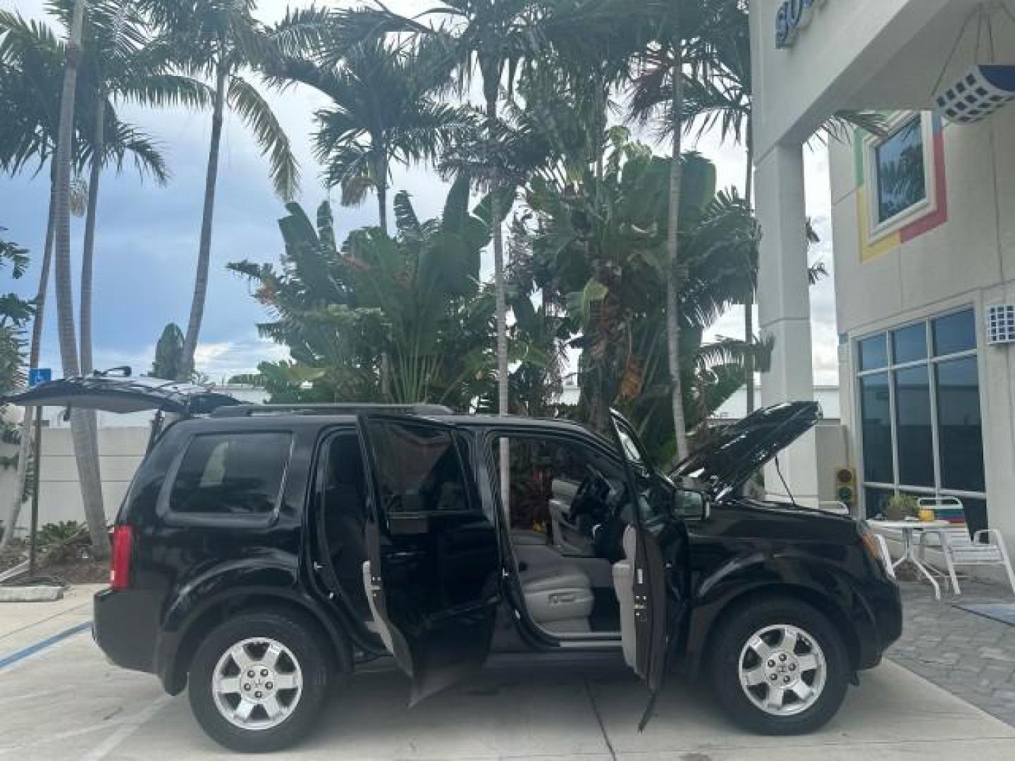 2011 Crystal Black Pearl /Gray Honda Pilot Touring 1 OWNER FL LOW MILES 37,711 (5FNYF3H9XBB) with an 3.5L SOHC MPFI 24-Valve i-VTEC V6 Engine engine, Automatic transmission, located at 4701 North Dixie Hwy, Pompano Beach, FL, 33064, (954) 422-2889, 26.240938, -80.123474 - OUR WEBPAGE FLORIDACARS1.COM HAS OVER 100 PHOTOS AND FREE CARFAX LINK 2011 HONDA PILOT TOURING VIN: 5FNYF3H9XBB047398 5 F N Y F 3 H 9 X B B 0 4 7 3 9 8 4 DOOR WAGON/SPORT UTILITY 3.5L V6 F SOHC 24V GASOLINE FRONT WHEEL DRIVE FLORIDA OWNER 3 ROW SEATS Alloy Wheels Anti-Theft System Automatic Climate - Photo#47