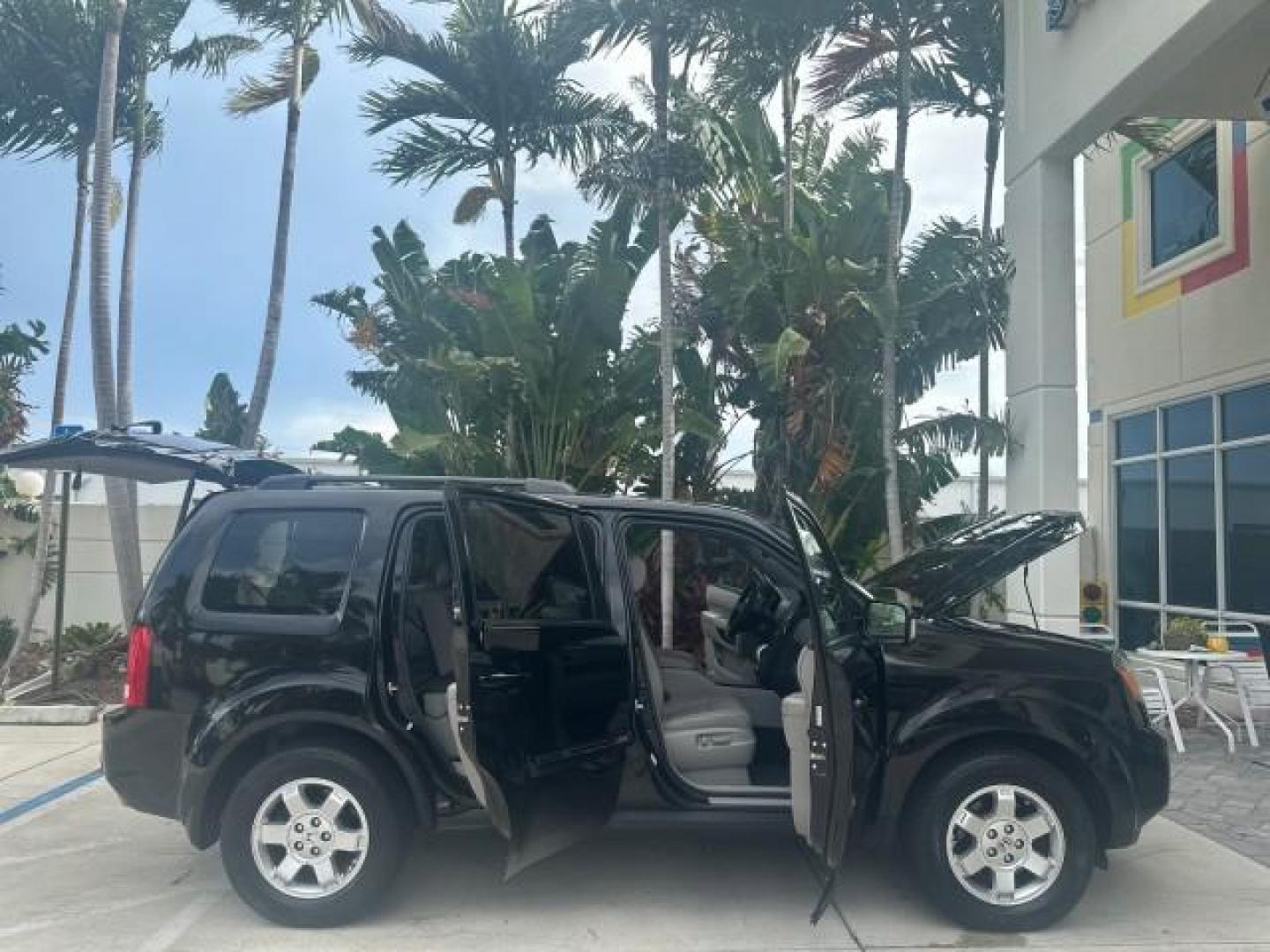 2011 Crystal Black Pearl /Gray Honda Pilot Touring 1 OWNER FL LOW MILES 37,711 (5FNYF3H9XBB) with an 3.5L SOHC MPFI 24-Valve i-VTEC V6 Engine engine, Automatic transmission, located at 4701 North Dixie Hwy, Pompano Beach, FL, 33064, (954) 422-2889, 26.240938, -80.123474 - OUR WEBPAGE FLORIDACARS1.COM HAS OVER 100 PHOTOS AND FREE CARFAX LINK 2011 HONDA PILOT TOURING VIN: 5FNYF3H9XBB047398 5 F N Y F 3 H 9 X B B 0 4 7 3 9 8 4 DOOR WAGON/SPORT UTILITY 3.5L V6 F SOHC 24V GASOLINE FRONT WHEEL DRIVE FLORIDA OWNER 3 ROW SEATS Alloy Wheels Anti-Theft System Automatic Climate - Photo#7