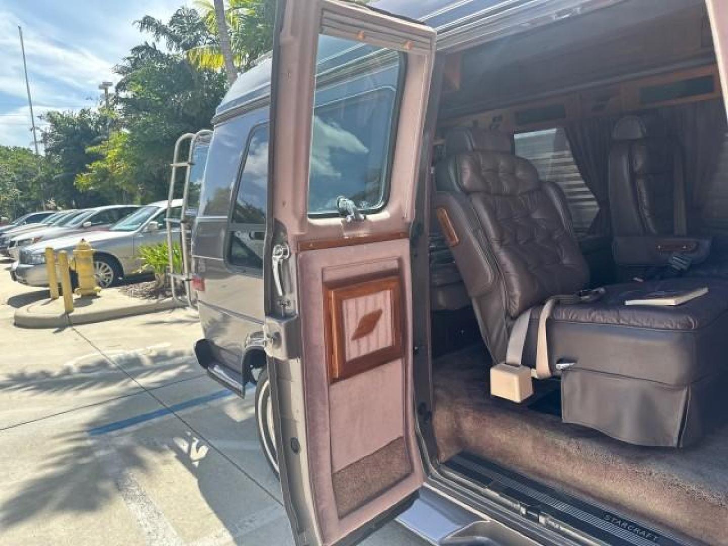 1992 GREY /GREY GMC Vandura HI TOP CONVERSION LOW MILES 33,049 (2GDEG25K8N4) with an 4.3L EFI V6 Engine engine, Automatic transmission, located at 4701 North Dixie Hwy, Pompano Beach, FL, 33064, (954) 422-2889, 26.240938, -80.123474 - OUR WEBPAGE FLORIDACARS1.COM HAS OVER 100 PHOTOS AND FREE CARFAX LINK 1992 GMC RALLY/VANDURA G2500 HI TOP STARCRAFT CONVERSION 5.7 V8 VIN: 2GDEG25K8N4519763 2 G D E G 2 5 K 8 N 4 5 1 9 7 6 3 VAN 5.7L V8 F GASOLINE REAR WHEEL DRIVE 33,049 ACTUAL MILES 1 OWNER A TRUE CLASSIC THIS VAN IS NOT RUSTY THIS - Photo#9