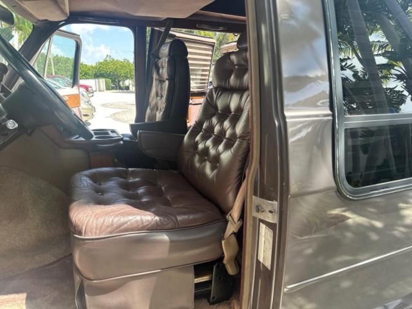 1992 GREY /GREY GMC Vandura HI TOP CONVERSION LOW MILES 33,049 (2GDEG25K8N4) with an 4.3L EFI V6 Engine engine, Automatic transmission, located at 4701 North Dixie Hwy, Pompano Beach, FL, 33064, (954) 422-2889, 26.240938, -80.123474 - OUR WEBPAGE FLORIDACARS1.COM HAS OVER 100 PHOTOS AND FREE CARFAX LINK 1992 GMC RALLY/VANDURA G2500 HI TOP STARCRAFT CONVERSION 5.7 V8 VIN: 2GDEG25K8N4519763 2 G D E G 2 5 K 8 N 4 5 1 9 7 6 3 VAN 5.7L V8 F GASOLINE REAR WHEEL DRIVE 33,049 ACTUAL MILES 1 OWNER A TRUE CLASSIC THIS VAN IS NOT RUSTY THIS - Photo#12