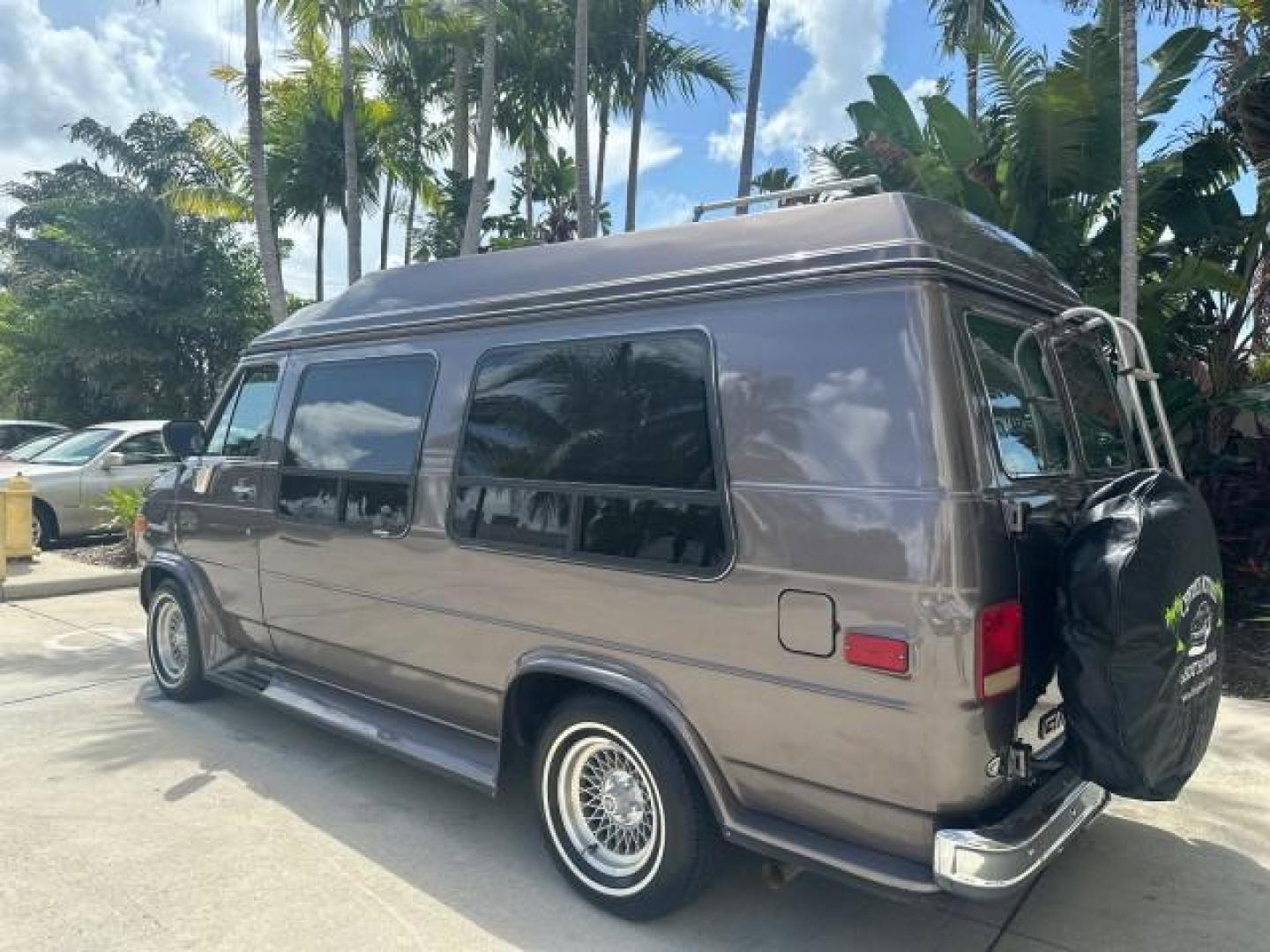 1992 GREY /GREY GMC Vandura HI TOP CONVERSION LOW MILES 33,049 (2GDEG25K8N4) with an 4.3L EFI V6 Engine engine, Automatic transmission, located at 4701 North Dixie Hwy, Pompano Beach, FL, 33064, (954) 422-2889, 26.240938, -80.123474 - OUR WEBPAGE FLORIDACARS1.COM HAS OVER 100 PHOTOS AND FREE CARFAX LINK 1992 GMC RALLY/VANDURA G2500 HI TOP STARCRAFT CONVERSION 5.7 V8 VIN: 2GDEG25K8N4519763 2 G D E G 2 5 K 8 N 4 5 1 9 7 6 3 VAN 5.7L V8 F GASOLINE REAR WHEEL DRIVE 33,049 ACTUAL MILES 1 OWNER A TRUE CLASSIC THIS VAN IS NOT RUSTY THIS - Photo#2