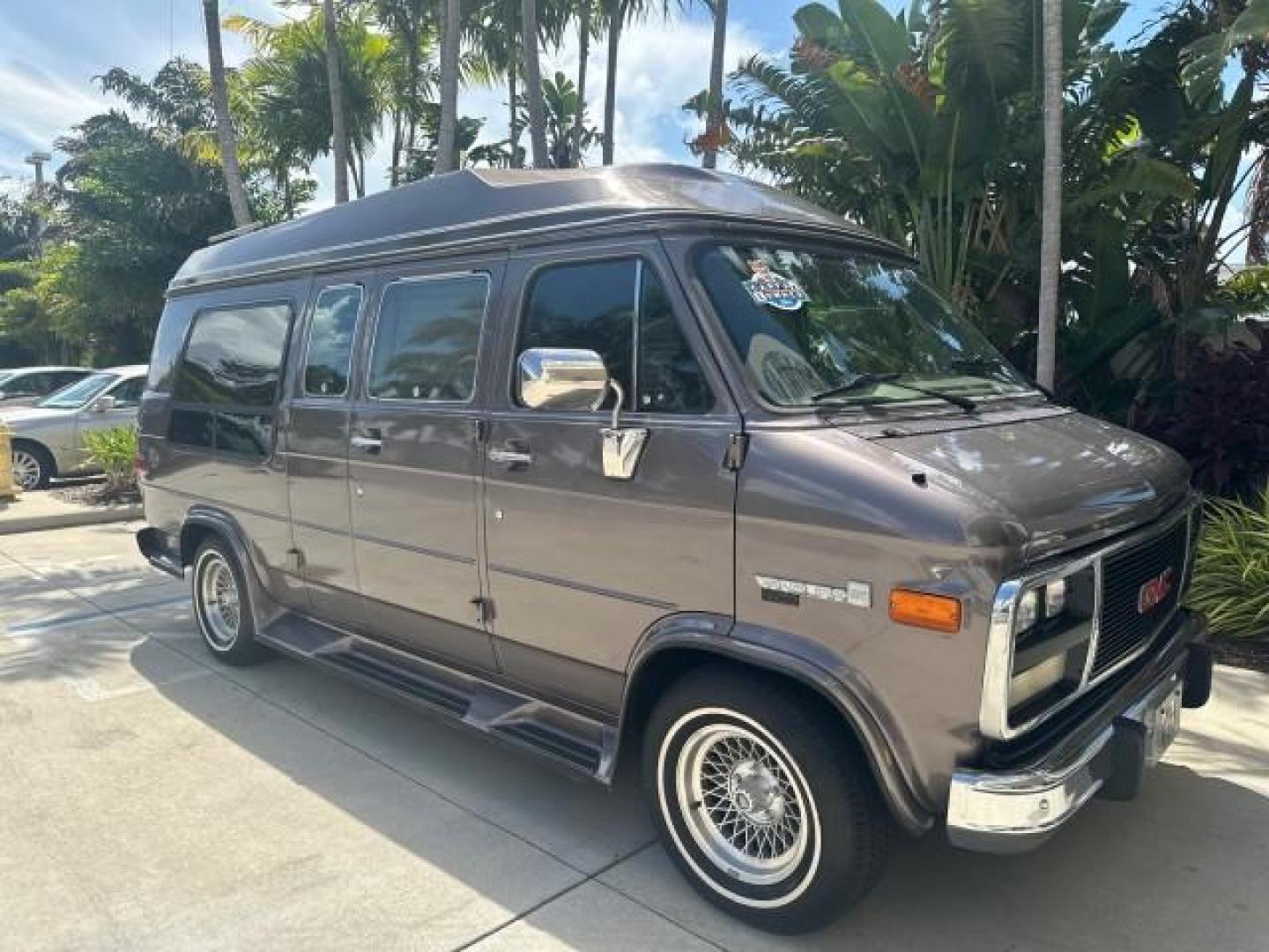 1992 GREY /GREY GMC Vandura HI TOP CONVERSION LOW MILES 33,049 (2GDEG25K8N4) with an 4.3L EFI V6 Engine engine, Automatic transmission, located at 4701 North Dixie Hwy, Pompano Beach, FL, 33064, (954) 422-2889, 26.240938, -80.123474 - OUR WEBPAGE FLORIDACARS1.COM HAS OVER 100 PHOTOS AND FREE CARFAX LINK 1992 GMC RALLY/VANDURA G2500 HI TOP STARCRAFT CONVERSION 5.7 V8 VIN: 2GDEG25K8N4519763 2 G D E G 2 5 K 8 N 4 5 1 9 7 6 3 VAN 5.7L V8 F GASOLINE REAR WHEEL DRIVE 33,049 ACTUAL MILES 1 OWNER A TRUE CLASSIC THIS VAN IS NOT RUSTY THIS - Photo#34