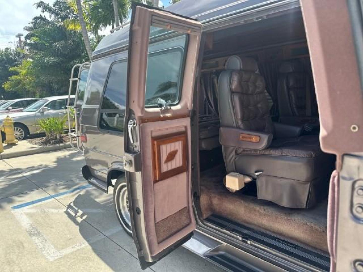 1992 GREY /GREY GMC Vandura HI TOP CONVERSION LOW MILES 33,049 (2GDEG25K8N4) with an 4.3L EFI V6 Engine engine, Automatic transmission, located at 4701 North Dixie Hwy, Pompano Beach, FL, 33064, (954) 422-2889, 26.240938, -80.123474 - OUR WEBPAGE FLORIDACARS1.COM HAS OVER 100 PHOTOS AND FREE CARFAX LINK 1992 GMC RALLY/VANDURA G2500 HI TOP STARCRAFT CONVERSION 5.7 V8 VIN: 2GDEG25K8N4519763 2 G D E G 2 5 K 8 N 4 5 1 9 7 6 3 VAN 5.7L V8 F GASOLINE REAR WHEEL DRIVE 33,049 ACTUAL MILES 1 OWNER A TRUE CLASSIC THIS VAN IS NOT RUSTY THIS - Photo#61