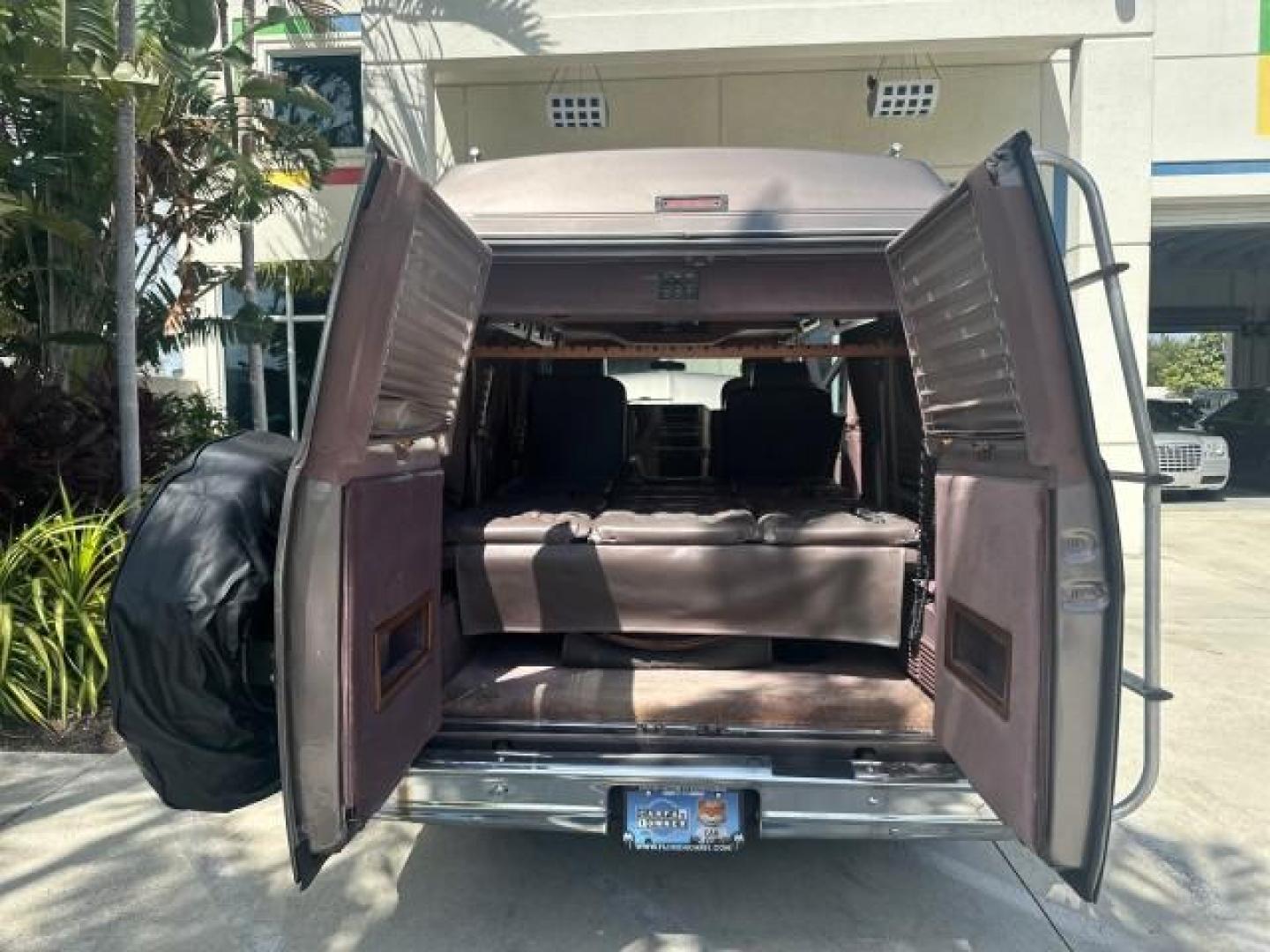 1992 GREY /GREY GMC Vandura HI TOP CONVERSION LOW MILES 33,049 (2GDEG25K8N4) with an 4.3L EFI V6 Engine engine, Automatic transmission, located at 4701 North Dixie Hwy, Pompano Beach, FL, 33064, (954) 422-2889, 26.240938, -80.123474 - OUR WEBPAGE FLORIDACARS1.COM HAS OVER 100 PHOTOS AND FREE CARFAX LINK 1992 GMC RALLY/VANDURA G2500 HI TOP STARCRAFT CONVERSION 5.7 V8 VIN: 2GDEG25K8N4519763 2 G D E G 2 5 K 8 N 4 5 1 9 7 6 3 VAN 5.7L V8 F GASOLINE REAR WHEEL DRIVE 33,049 ACTUAL MILES 1 OWNER A TRUE CLASSIC THIS VAN IS NOT RUSTY THIS - Photo#8