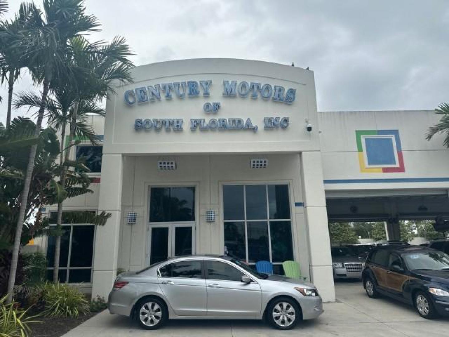 2008 Alabaster Silver Metallic /Gray Honda Accord Sdn EX LOW MILES 53,202 (1HGCP36728A) with an 3.5L SOHC MPFI 24-Valve i-VTEC V6 Engine engine, Automatic transmission, located at 4701 North Dixie Hwy, Pompano Beach, FL, 33064, (954) 422-2889, 26.240938, -80.123474 - OUR WEBPAGE FLORIDACARS1.COM HAS OVER 100 PHOTOS AND FREE CARFAX LINK 2008 HONDA ACCORD EX V6 NO RECALLS VIN: 1HGCP36728A022281 1 H G C P 3 6 7 2 8 A 0 2 2 2 8 1 SEDAN 4 DR 3.5L V6 F SOHC 24V GASOLINE FRONT WHEEL DRIVE Top Features Alloy Wheels Cloth Seats Sunroof(s) Basic Features ABS Brakes Auxili - Photo#0