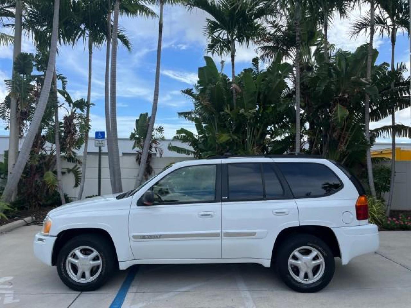 2002 Summit White /Light Oak GMC Envoy SLT LOW MILES 110,827 (1GKDS13S822) with an 4.2L Vortec 4200 DOHC SFI 24-Valve I6 Engine engine, Automatic transmission, located at 4701 North Dixie Hwy, Pompano Beach, FL, 33064, (954) 422-2889, 26.240938, -80.123474 - OUR WEBPAGE FLORIDACARS1.COM HAS OVER 100 PHOTOS AND FREE CARFAX LINK 2002 GMC ENVOY SLT ROAD READY 4.2L V6 VIN: 1GKDS13S822472649 NO ACCIDENTS 4 DOOR WAGON/SPORT UTILITY NO RECALLS 4.2L V6 F DOHC FORIDA OWNER GASOLINE POWER LEATHER SEATS REAR WHEEL DRIVE 21 SERVICE RECORDS Alloy Wheels Anti-Theft S - Photo#4