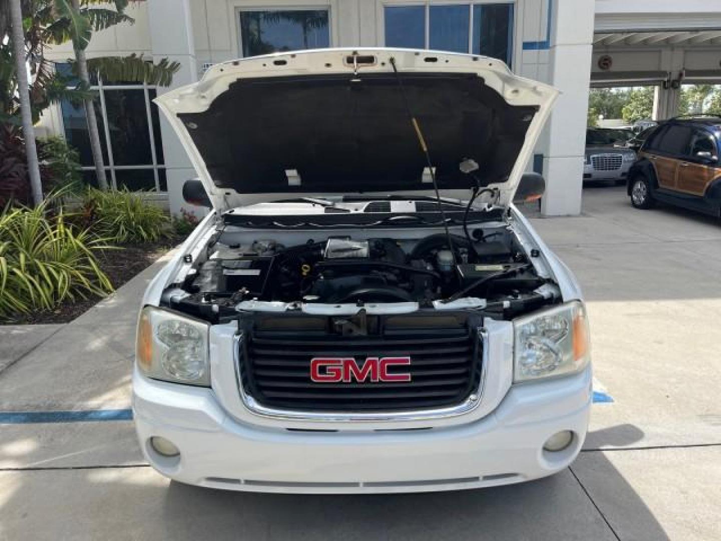 2002 Summit White /Light Oak GMC Envoy SLT LOW MILES 110,827 (1GKDS13S822) with an 4.2L Vortec 4200 DOHC SFI 24-Valve I6 Engine engine, Automatic transmission, located at 4701 North Dixie Hwy, Pompano Beach, FL, 33064, (954) 422-2889, 26.240938, -80.123474 - OUR WEBPAGE FLORIDACARS1.COM HAS OVER 100 PHOTOS AND FREE CARFAX LINK 2002 GMC ENVOY SLT ROAD READY 4.2L V6 VIN: 1GKDS13S822472649 NO ACCIDENTS 4 DOOR WAGON/SPORT UTILITY NO RECALLS 4.2L V6 F DOHC FORIDA OWNER GASOLINE POWER LEATHER SEATS REAR WHEEL DRIVE 21 SERVICE RECORDS Alloy Wheels Anti-Theft S - Photo#76