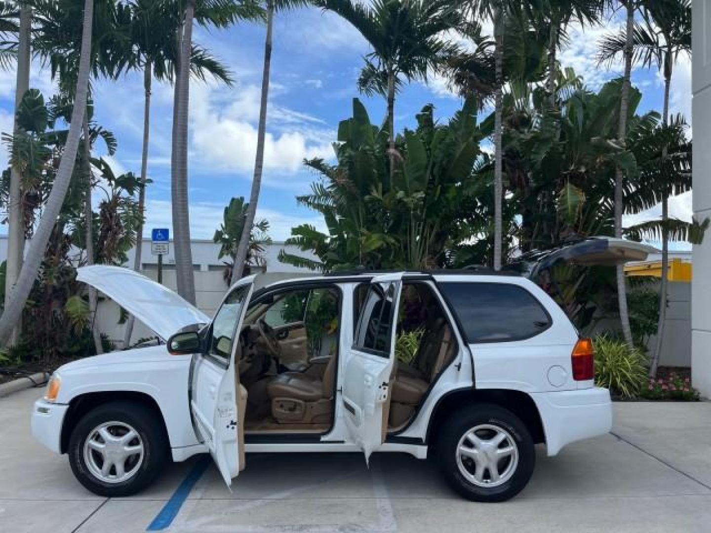 2002 Summit White /Light Oak GMC Envoy SLT LOW MILES 110,827 (1GKDS13S822) with an 4.2L Vortec 4200 DOHC SFI 24-Valve I6 Engine engine, Automatic transmission, located at 4701 North Dixie Hwy, Pompano Beach, FL, 33064, (954) 422-2889, 26.240938, -80.123474 - OUR WEBPAGE FLORIDACARS1.COM HAS OVER 100 PHOTOS AND FREE CARFAX LINK 2002 GMC ENVOY SLT ROAD READY 4.2L V6 VIN: 1GKDS13S822472649 NO ACCIDENTS 4 DOOR WAGON/SPORT UTILITY NO RECALLS 4.2L V6 F DOHC FORIDA OWNER GASOLINE POWER LEATHER SEATS REAR WHEEL DRIVE 21 SERVICE RECORDS Alloy Wheels Anti-Theft S - Photo#8