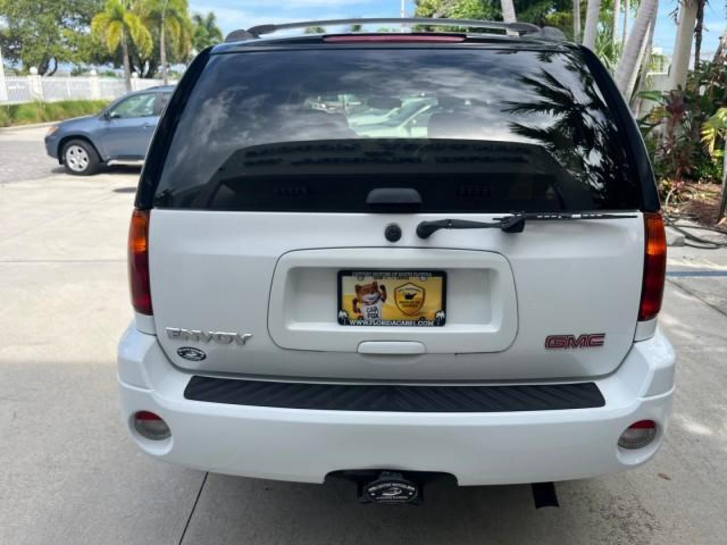 2002 Summit White /Light Oak GMC Envoy SLT LOW MILES 110,827 (1GKDS13S822) with an 4.2L Vortec 4200 DOHC SFI 24-Valve I6 Engine engine, Automatic transmission, located at 4701 North Dixie Hwy, Pompano Beach, FL, 33064, (954) 422-2889, 26.240938, -80.123474 - OUR WEBPAGE FLORIDACARS1.COM HAS OVER 100 PHOTOS AND FREE CARFAX LINK 2002 GMC ENVOY SLT ROAD READY 4.2L V6 VIN: 1GKDS13S822472649 NO ACCIDENTS 4 DOOR WAGON/SPORT UTILITY NO RECALLS 4.2L V6 F DOHC FORIDA OWNER GASOLINE POWER LEATHER SEATS REAR WHEEL DRIVE 21 SERVICE RECORDS Alloy Wheels Anti-Theft S - Photo#98