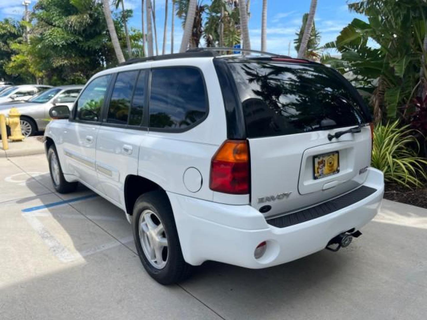 2002 Summit White /Light Oak GMC Envoy SLT LOW MILES 110,827 (1GKDS13S822) with an 4.2L Vortec 4200 DOHC SFI 24-Valve I6 Engine engine, Automatic transmission, located at 4701 North Dixie Hwy, Pompano Beach, FL, 33064, (954) 422-2889, 26.240938, -80.123474 - OUR WEBPAGE FLORIDACARS1.COM HAS OVER 100 PHOTOS AND FREE CARFAX LINK 2002 GMC ENVOY SLT ROAD READY 4.2L V6 VIN: 1GKDS13S822472649 NO ACCIDENTS 4 DOOR WAGON/SPORT UTILITY NO RECALLS 4.2L V6 F DOHC FORIDA OWNER GASOLINE POWER LEATHER SEATS REAR WHEEL DRIVE 21 SERVICE RECORDS Alloy Wheels Anti-Theft S - Photo#99