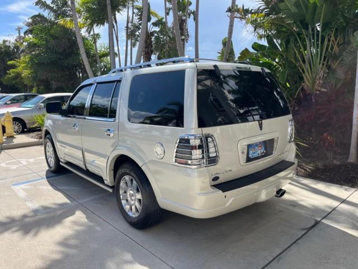 2004 Light French Silk Metallic /Light Parchment Lincoln Navigator `1 OWNER Ultimate LOW MILES 34,094 (5LMFU27R34L) with an 5.4L DOHC 32-Valve V8 Intech Engine engine, Automatic transmission, located at 4701 North Dixie Hwy, Pompano Beach, FL, 33064, (954) 422-2889, 26.240938, -80.123474 - OUR WEBPAGE FLORIDACARS1.COM HAS OVER 100 PHOTOS AND FREE CARFAX LINK 2004 LINCOLN NAVIGATOR LUXURY NEW $52,125 ROAD READY VIN: 5LMFU27R34LJ40460 NO ACCIDENTS NO RECALLS 4 DOOR WAGON/SPORT UTILITY 1 OWNER LOW MILES 34,094 5.4L V8 F DOHC 3 ROW LEATHER SEATS DVD GASOLINE PARK SENSORS SUNROOF REAR WHEE - Photo#5