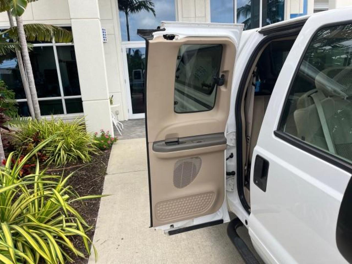 2001 Oxford White /Medium Parchment Ford Super Duty F-250 Lariat LOW MILES 71,725 (3FTNX20F21M) with an 7.3L DI V8 Turbo-Diesel Power Stroke Engine engine, Automatic transmission, located at 4701 North Dixie Hwy, Pompano Beach, FL, 33064, (954) 422-2889, 26.240938, -80.123474 - OUR WEBPAGE FLORIDACARS1.COM HAS OVER 100 PHOTOS AND FREE CARFAX LINK 2001 FORD F-250 SUPER DUTY LARIAT ROAD READY WORK READY VIN: 3FTNX20F21MA60359 NO ACCIDENTS NO RECALLS 4 DOOR EXTENDED CAB PICKUP 7.3L V8 TURBO DIESEL 7.3L V8 F LOW MILES 71,725 DIESEL POWER SEATS 8.2 FT BED REAR WHEEL DRIVE 18 SE - Photo#13