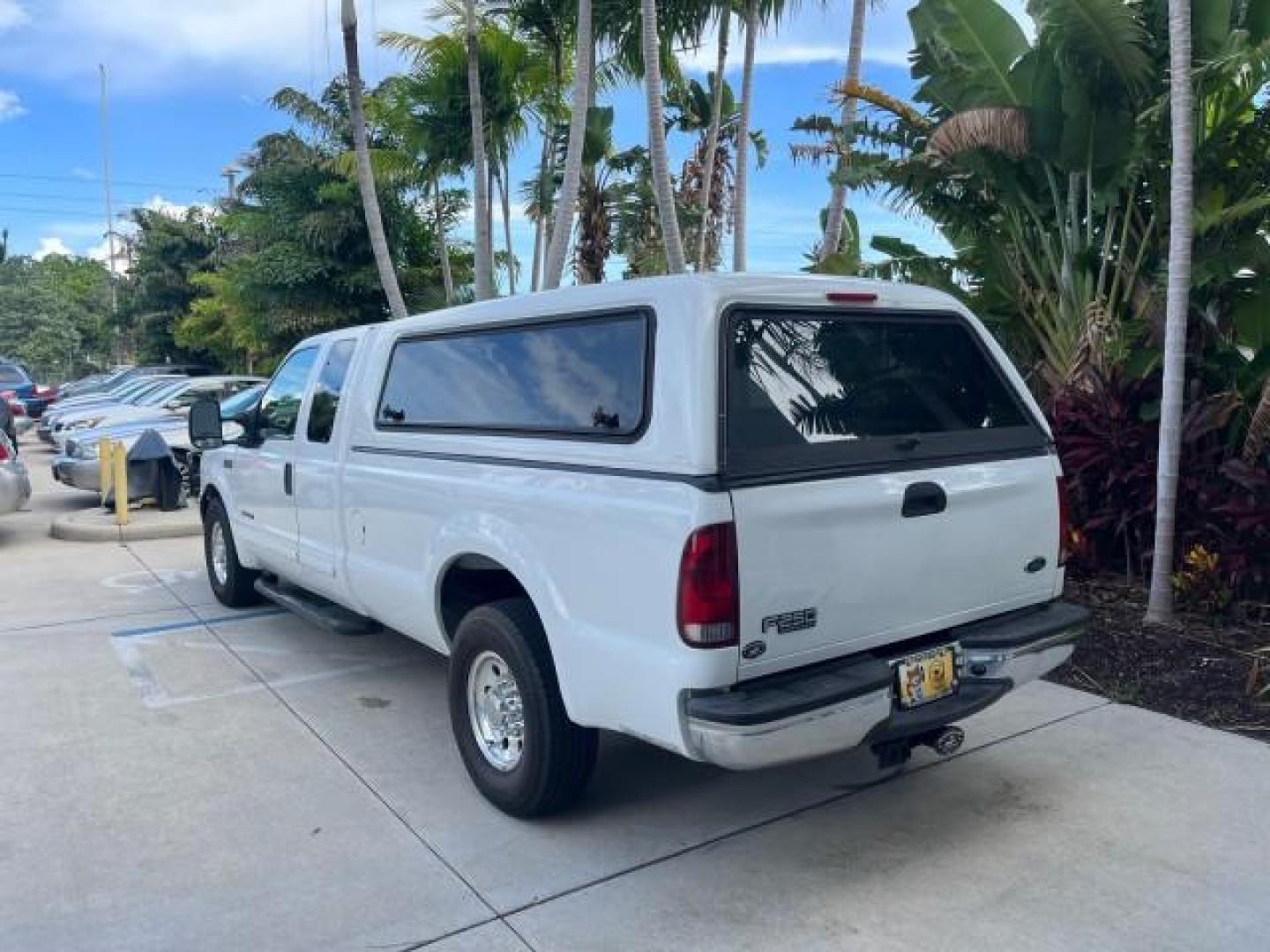 2001 Oxford White /Medium Parchment Ford Super Duty F-250 Lariat LOW MILES 71,725 (3FTNX20F21M) with an 7.3L DI V8 Turbo-Diesel Power Stroke Engine engine, Automatic transmission, located at 4701 North Dixie Hwy, Pompano Beach, FL, 33064, (954) 422-2889, 26.240938, -80.123474 - OUR WEBPAGE FLORIDACARS1.COM HAS OVER 100 PHOTOS AND FREE CARFAX LINK 2001 FORD F-250 SUPER DUTY LARIAT ROAD READY WORK READY VIN: 3FTNX20F21MA60359 NO ACCIDENTS NO RECALLS 4 DOOR EXTENDED CAB PICKUP 7.3L V8 TURBO DIESEL 7.3L V8 F LOW MILES 71,725 DIESEL POWER SEATS 8.2 FT BED REAR WHEEL DRIVE 18 SE - Photo#5