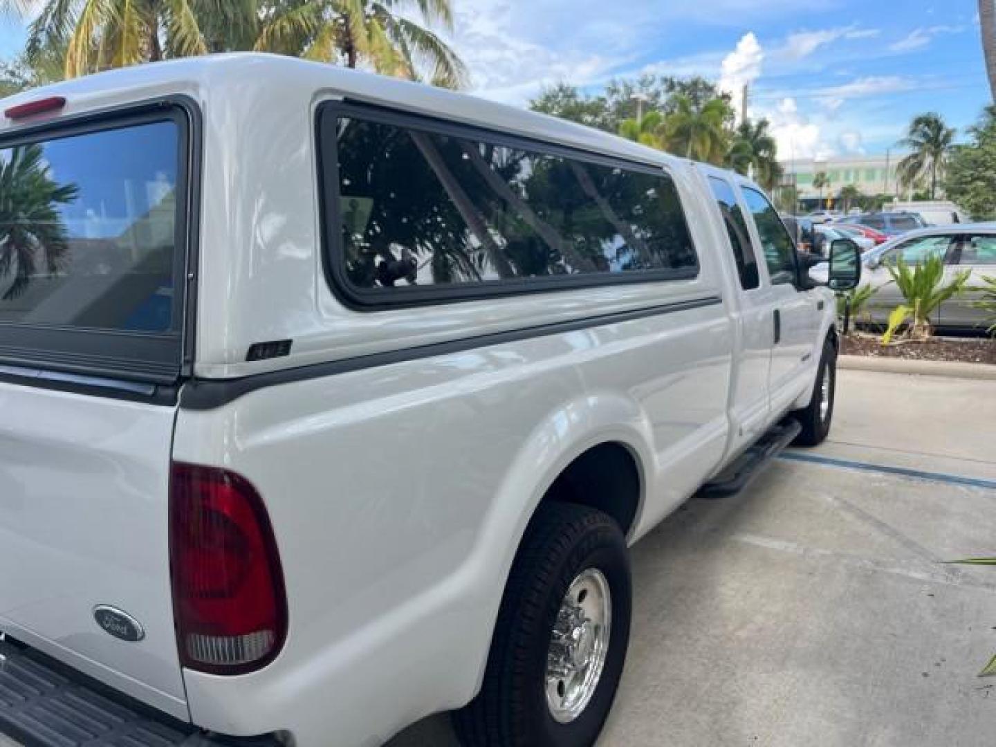 2001 Oxford White /Medium Parchment Ford Super Duty F-250 Lariat LOW MILES 71,725 (3FTNX20F21M) with an 7.3L DI V8 Turbo-Diesel Power Stroke Engine engine, Automatic transmission, located at 4701 North Dixie Hwy, Pompano Beach, FL, 33064, (954) 422-2889, 26.240938, -80.123474 - OUR WEBPAGE FLORIDACARS1.COM HAS OVER 100 PHOTOS AND FREE CARFAX LINK 2001 FORD F-250 SUPER DUTY LARIAT ROAD READY WORK READY VIN: 3FTNX20F21MA60359 NO ACCIDENTS NO RECALLS 4 DOOR EXTENDED CAB PICKUP 7.3L V8 TURBO DIESEL 7.3L V8 F LOW MILES 71,725 DIESEL POWER SEATS 8.2 FT BED REAR WHEEL DRIVE 18 SE - Photo#85