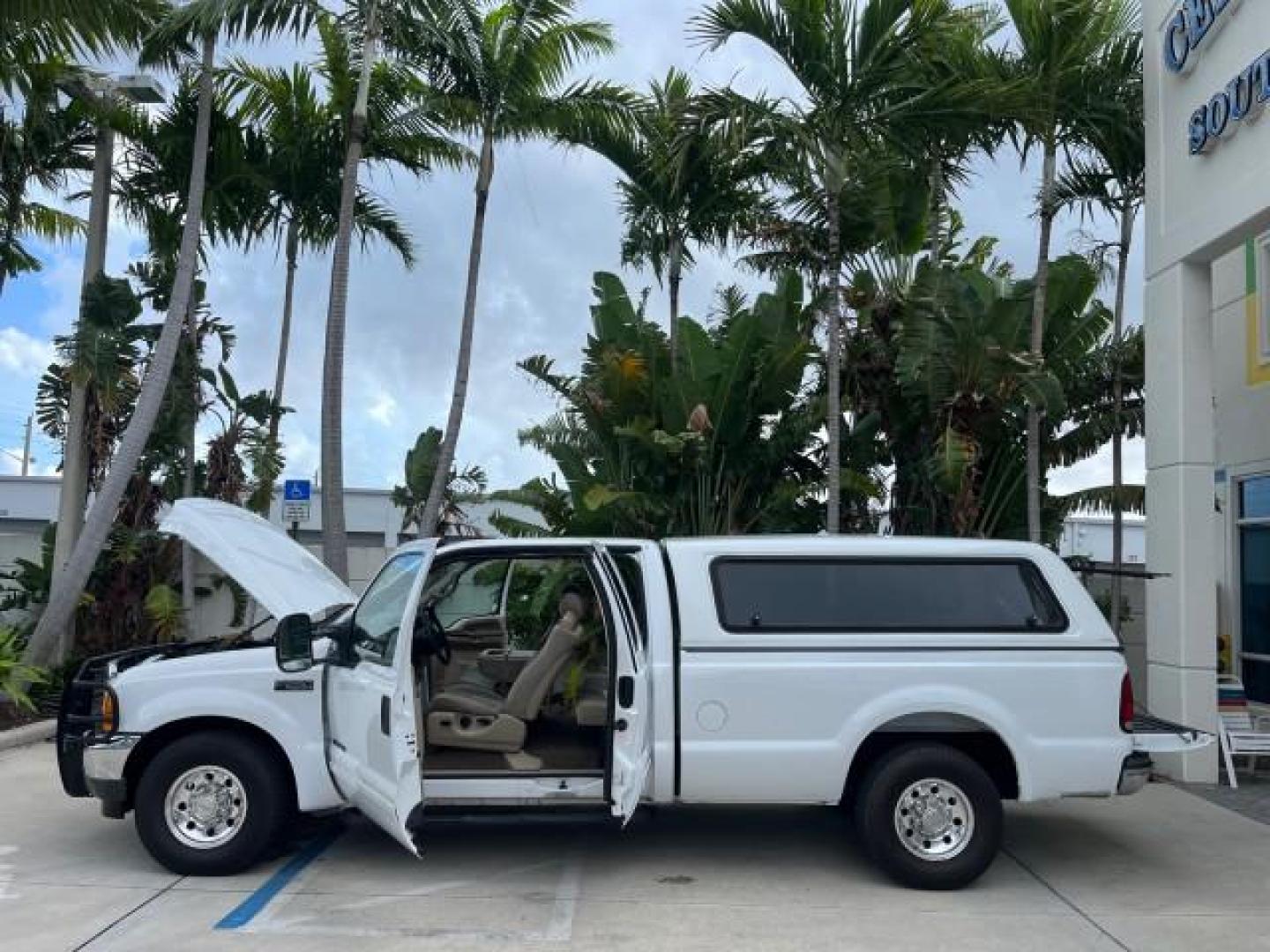 2001 Oxford White /Medium Parchment Ford Super Duty F-250 Lariat LOW MILES 71,725 (3FTNX20F21M) with an 7.3L DI V8 Turbo-Diesel Power Stroke Engine engine, Automatic transmission, located at 4701 North Dixie Hwy, Pompano Beach, FL, 33064, (954) 422-2889, 26.240938, -80.123474 - OUR WEBPAGE FLORIDACARS1.COM HAS OVER 100 PHOTOS AND FREE CARFAX LINK 2001 FORD F-250 SUPER DUTY LARIAT ROAD READY WORK READY VIN: 3FTNX20F21MA60359 NO ACCIDENTS NO RECALLS 4 DOOR EXTENDED CAB PICKUP 7.3L V8 TURBO DIESEL 7.3L V8 F LOW MILES 71,725 DIESEL POWER SEATS 8.2 FT BED REAR WHEEL DRIVE 18 SE - Photo#8