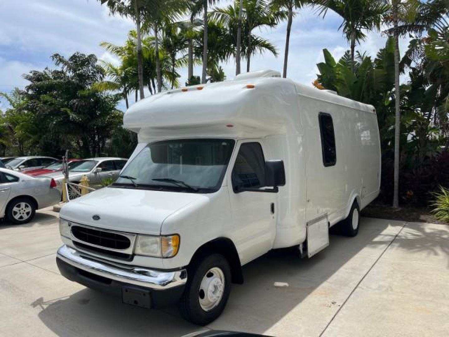 2002 Oxford White /Medium Graphite Ford Econoline Commercial Cutaway DUAL AC UNITS GENERATOR (1FDXE45S12H) with an 6.8L SOHC SEFI V10 Engine engine, Automatic transmission, located at 4701 North Dixie Hwy, Pompano Beach, FL, 33064, (954) 422-2889, 26.240938, -80.123474 - OUR WEBPAGE FLORIDACARS1.COM HAS OVER 100 PHOTOS AND FREE CARFAX LINK 2002 FORD ECONOLINE SUPER DUTY VAN ROAD READY WORK READY VIN: 1FDXE45S12HA08142 LOW MILES 84,809 CUTAWAY NO RECALLS 6.8L V10 6.8L V10 F SOHC FLORIDA OWNER GASOLINE 46 SERVICE RECORDS REAR WHEEL DRIVE DUALLY PUSH START GENERATOR 2 - Photo#3