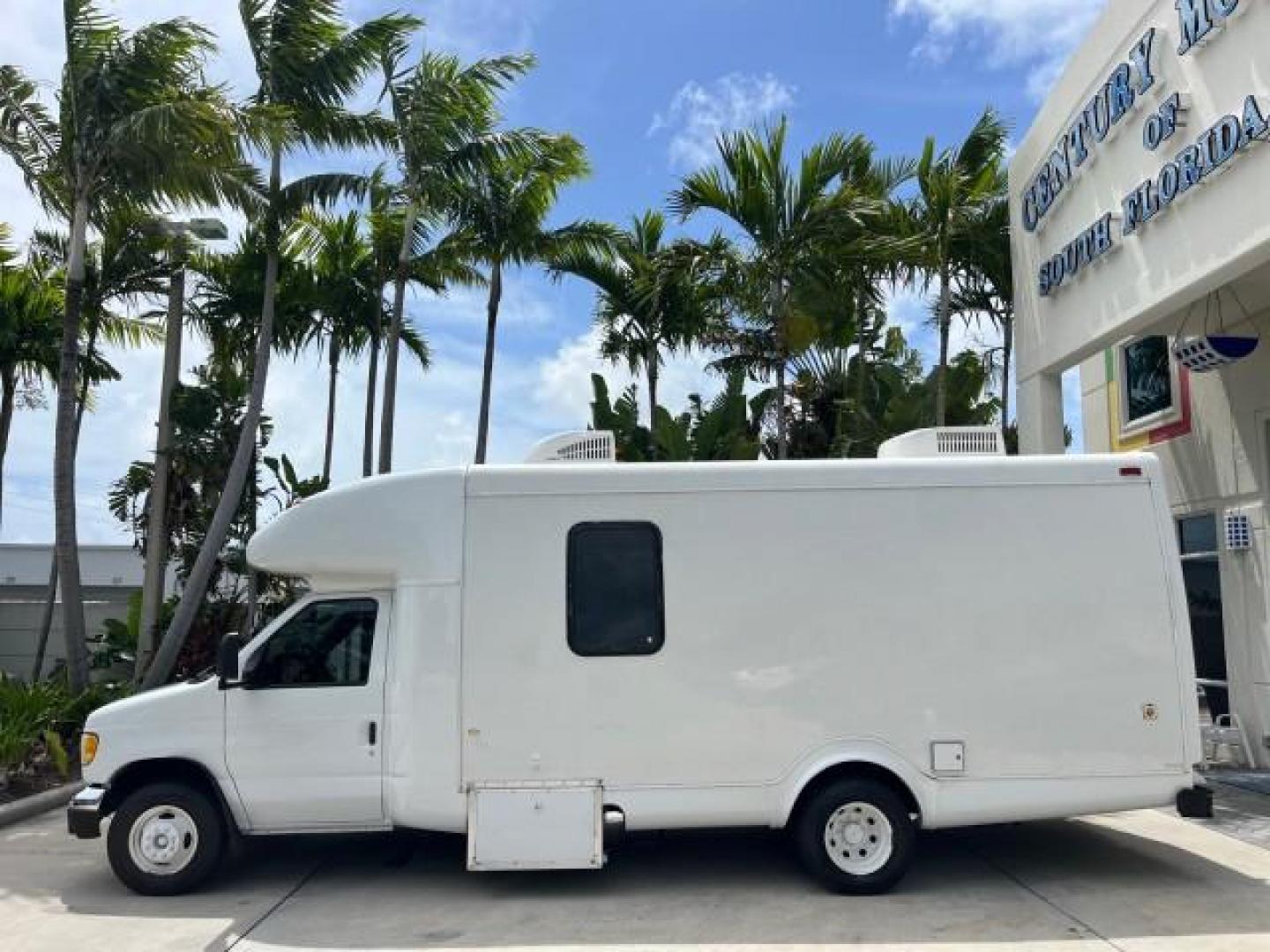 2002 Oxford White /Medium Graphite Ford Econoline Commercial Cutaway DUAL AC UNITS GENERATOR (1FDXE45S12H) with an 6.8L SOHC SEFI V10 Engine engine, Automatic transmission, located at 4701 North Dixie Hwy, Pompano Beach, FL, 33064, (954) 422-2889, 26.240938, -80.123474 - OUR WEBPAGE FLORIDACARS1.COM HAS OVER 100 PHOTOS AND FREE CARFAX LINK 2002 FORD ECONOLINE SUPER DUTY VAN ROAD READY WORK READY VIN: 1FDXE45S12HA08142 LOW MILES 84,809 CUTAWAY NO RECALLS 6.8L V10 6.8L V10 F SOHC FLORIDA OWNER GASOLINE 46 SERVICE RECORDS REAR WHEEL DRIVE DUALLY PUSH START GENERATOR 2 - Photo#4