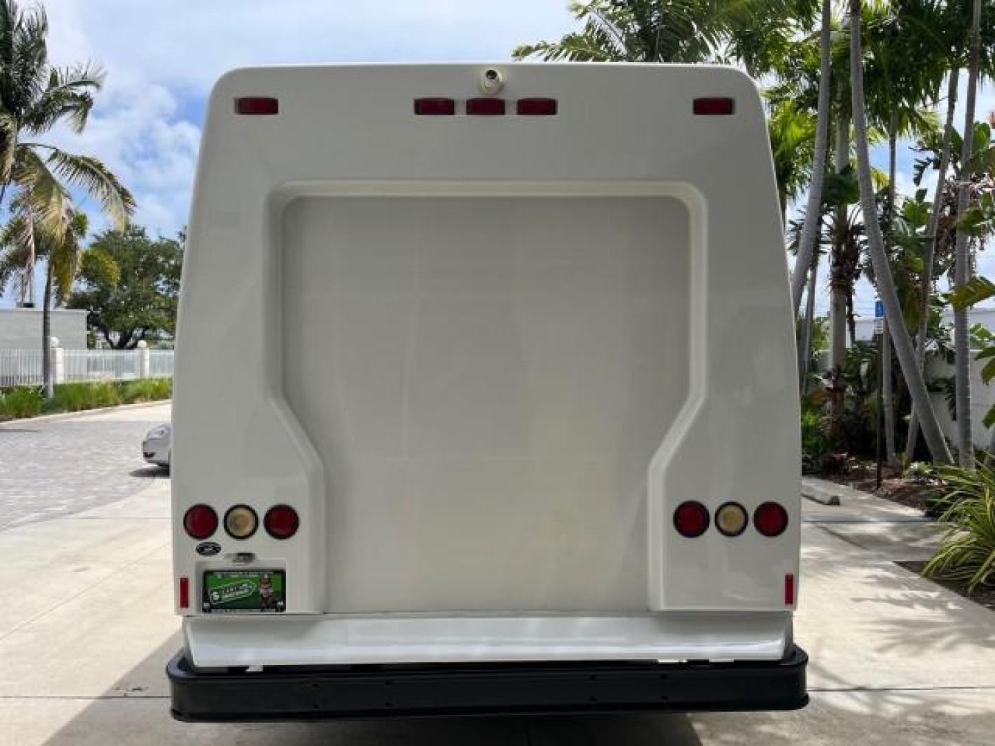 2002 Oxford White /Medium Graphite Ford Econoline Commercial Cutaway DUAL AC UNITS GENERATOR (1FDXE45S12H) with an 6.8L SOHC SEFI V10 Engine engine, Automatic transmission, located at 4701 North Dixie Hwy, Pompano Beach, FL, 33064, (954) 422-2889, 26.240938, -80.123474 - OUR WEBPAGE FLORIDACARS1.COM HAS OVER 100 PHOTOS AND FREE CARFAX LINK 2002 FORD ECONOLINE SUPER DUTY VAN ROAD READY WORK READY VIN: 1FDXE45S12HA08142 LOW MILES 84,809 CUTAWAY NO RECALLS 6.8L V10 6.8L V10 F SOHC FLORIDA OWNER GASOLINE 46 SERVICE RECORDS REAR WHEEL DRIVE DUALLY PUSH START GENERATOR 2 - Photo#6