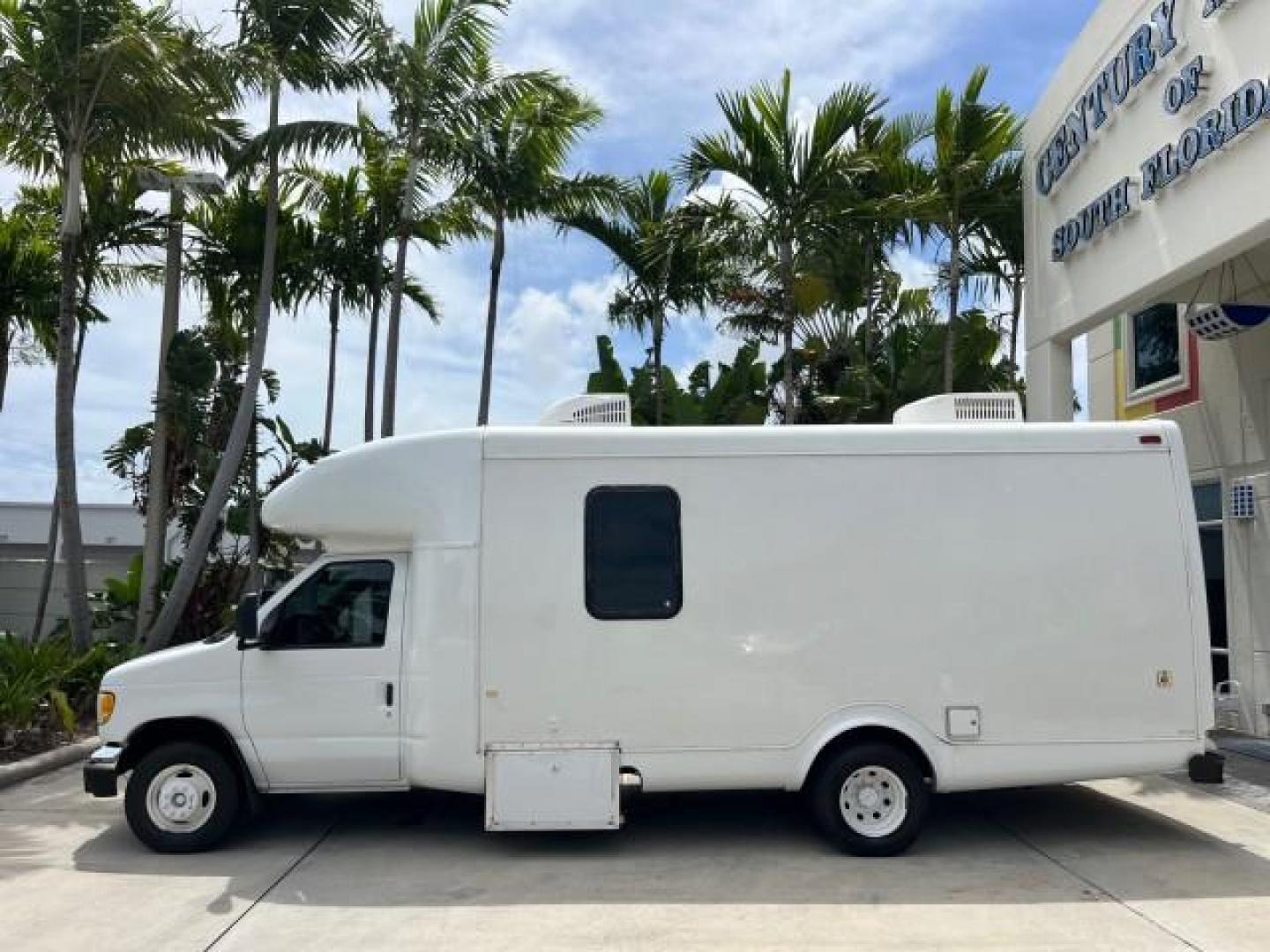 2002 Oxford White /Medium Graphite Ford Econoline Commercial Cutaway DUAL AC UNITS GENERATOR (1FDXE45S12H) with an 6.8L SOHC SEFI V10 Engine engine, Automatic transmission, located at 4701 North Dixie Hwy, Pompano Beach, FL, 33064, (954) 422-2889, 26.240938, -80.123474 - OUR WEBPAGE FLORIDACARS1.COM HAS OVER 100 PHOTOS AND FREE CARFAX LINK 2002 FORD ECONOLINE SUPER DUTY VAN ROAD READY WORK READY VIN: 1FDXE45S12HA08142 LOW MILES 84,809 CUTAWAY NO RECALLS 6.8L V10 6.8L V10 F SOHC FLORIDA OWNER GASOLINE 46 SERVICE RECORDS REAR WHEEL DRIVE DUALLY PUSH START GENERATOR 2 - Photo#79