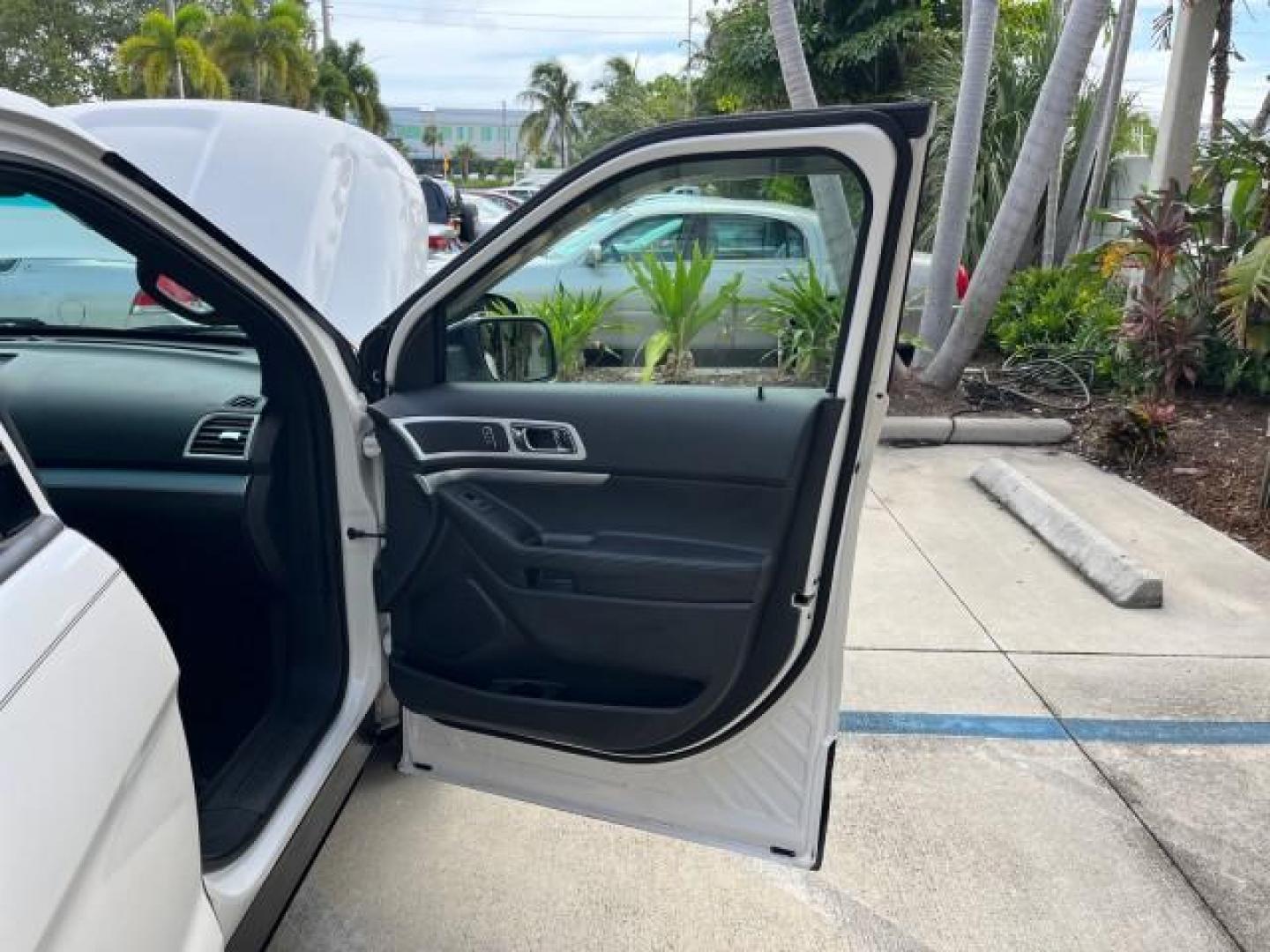 2011 White Suede /Charcoal Black Ford Explorer AWD 1 FL XLT LOW MILES 38,174 (1FMHK8D88BG) with an 3.5L Ti-VCT V6 Engine engine, Automatic transmission, located at 4701 North Dixie Hwy, Pompano Beach, FL, 33064, (954) 422-2889, 26.240938, -80.123474 - OUR WEBPAGE FLORIDACARS1.COM HAS OVER 100 PHOTOS AND FREE CARFAX LINK 2011 FORD EXPLORER XLT ROAD READY 3.5L V6 VIN: 1FMHK8D88BGA48069 1 OWNER FLORIDA 4 DOOR WAGON/SPORT UTILITY PARK SENSORS LOW MILES 38,174 AWD 3.5L V6 F DOHC 24V LEATHER PANORAMIC SUNROOF GASOLINE POWER LIFTGATE NAVIGATION 3 ROW SE - Photo#11