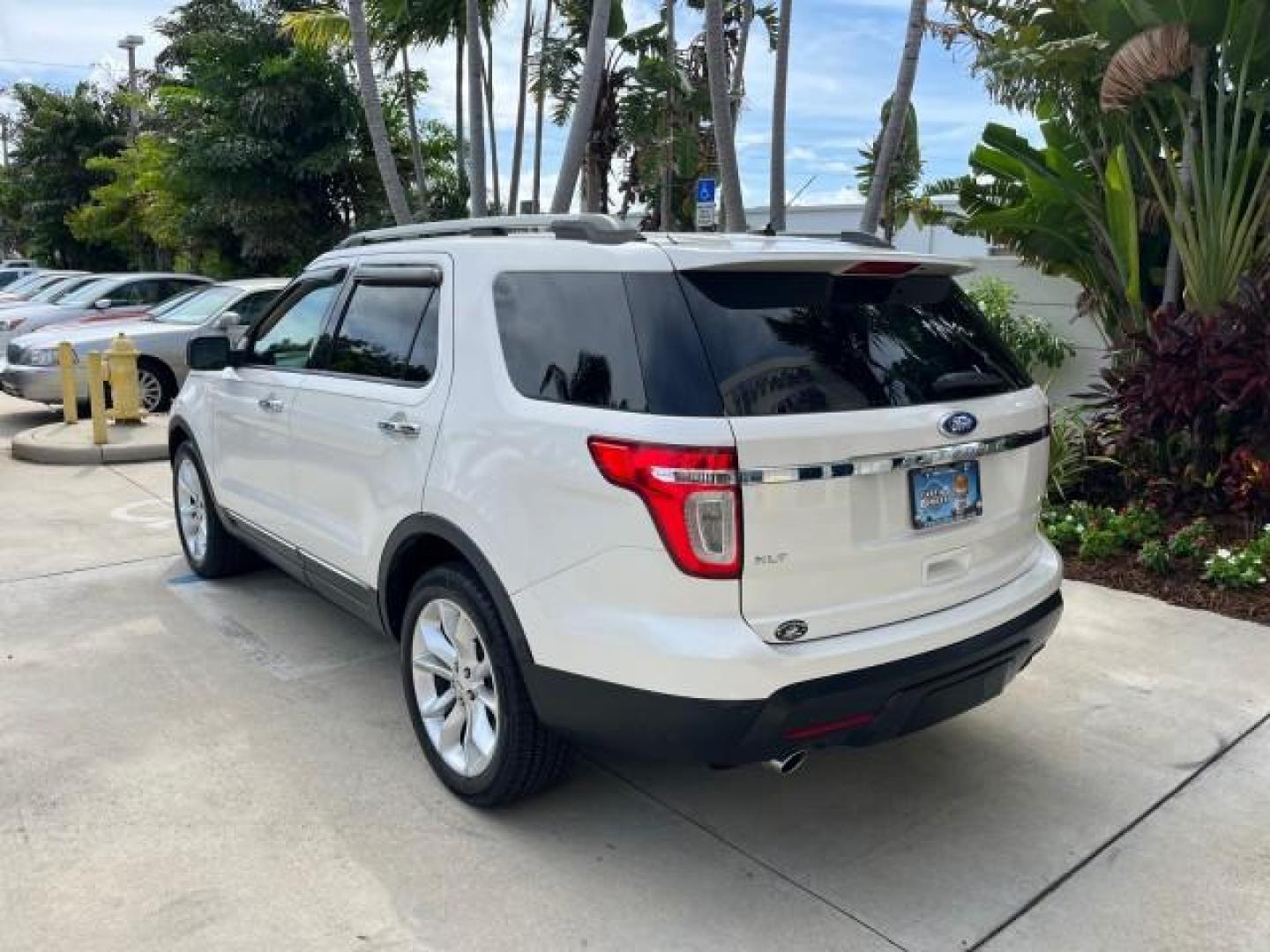 2011 White Suede /Charcoal Black Ford Explorer AWD 1 FL XLT LOW MILES 38,174 (1FMHK8D88BG) with an 3.5L Ti-VCT V6 Engine engine, Automatic transmission, located at 4701 North Dixie Hwy, Pompano Beach, FL, 33064, (954) 422-2889, 26.240938, -80.123474 - OUR WEBPAGE FLORIDACARS1.COM HAS OVER 100 PHOTOS AND FREE CARFAX LINK 2011 FORD EXPLORER XLT ROAD READY 3.5L V6 VIN: 1FMHK8D88BGA48069 1 OWNER FLORIDA 4 DOOR WAGON/SPORT UTILITY PARK SENSORS LOW MILES 38,174 AWD 3.5L V6 F DOHC 24V LEATHER PANORAMIC SUNROOF GASOLINE POWER LIFTGATE NAVIGATION 3 ROW SE - Photo#5