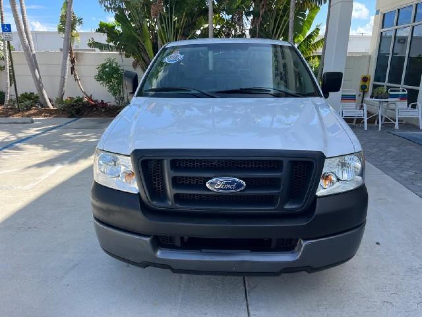 2005 Oxford White /Flint Ford F-150 1 FL XL LOW MILES 63,772 (1FTRF12245N) with an 4.2L EFI V6 Engine engine, Automatic transmission, located at 4701 North Dixie Hwy, Pompano Beach, FL, 33064, (954) 422-2889, 26.240938, -80.123474 - OUR WEBPAGE FLORIDACARS1.COM HAS OVER 100 PHOTOS AND FREE CARFAX LINK 2005 FORD F-150 XL ROAD READY WORK READY VIN: 1FTRF12245NA98700 NO ACCIDENTS 4,2L V6 4.2L V6 F OHV NO RECALLS 8.0 FT BED GASOLINE 1 OWNER FLORIDA REAR WHEEL DRIVE VERY CLEAN LOW MILES 63,772 ABS Brakes Air Conditioning CD Audio AM - Photo#2