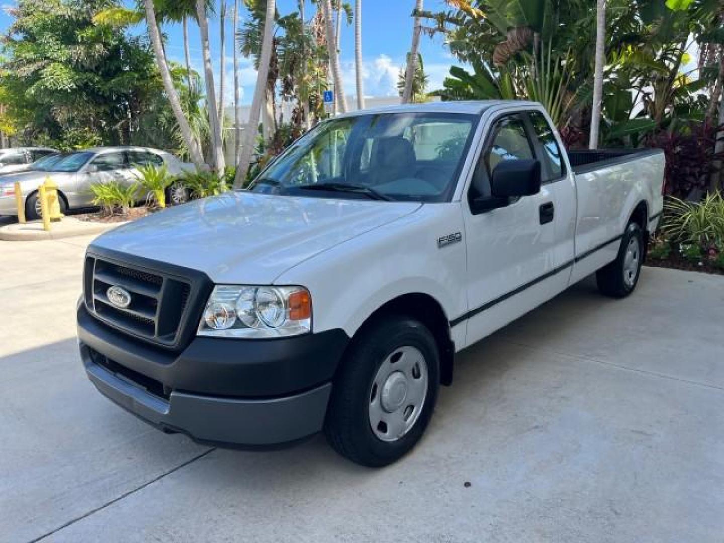 2005 Oxford White /Flint Ford F-150 1 FL XL LOW MILES 63,772 (1FTRF12245N) with an 4.2L EFI V6 Engine engine, Automatic transmission, located at 4701 North Dixie Hwy, Pompano Beach, FL, 33064, (954) 422-2889, 26.240938, -80.123474 - OUR WEBPAGE FLORIDACARS1.COM HAS OVER 100 PHOTOS AND FREE CARFAX LINK 2005 FORD F-150 XL ROAD READY WORK READY VIN: 1FTRF12245NA98700 NO ACCIDENTS 4,2L V6 4.2L V6 F OHV NO RECALLS 8.0 FT BED GASOLINE 1 OWNER FLORIDA REAR WHEEL DRIVE VERY CLEAN LOW MILES 63,772 ABS Brakes Air Conditioning CD Audio AM - Photo#3