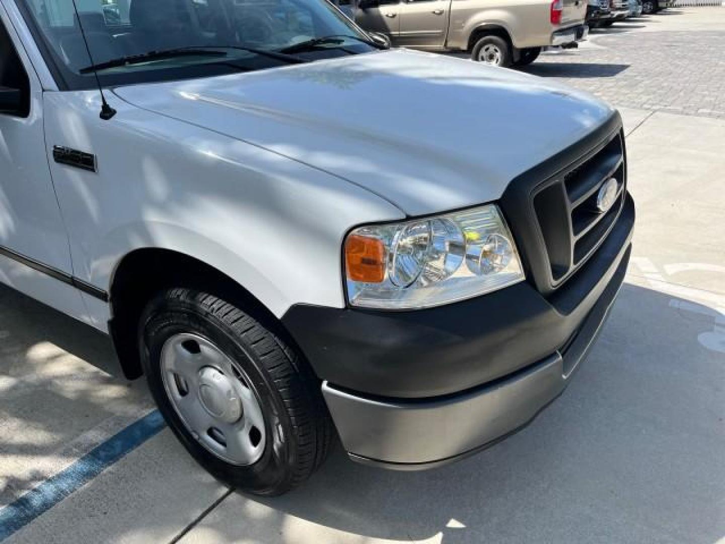 2005 Oxford White /Flint Ford F-150 1 FL XL LOW MILES 63,772 (1FTRF12245N) with an 4.2L EFI V6 Engine engine, Automatic transmission, located at 4701 North Dixie Hwy, Pompano Beach, FL, 33064, (954) 422-2889, 26.240938, -80.123474 - OUR WEBPAGE FLORIDACARS1.COM HAS OVER 100 PHOTOS AND FREE CARFAX LINK 2005 FORD F-150 XL ROAD READY WORK READY VIN: 1FTRF12245NA98700 NO ACCIDENTS 4,2L V6 4.2L V6 F OHV NO RECALLS 8.0 FT BED GASOLINE 1 OWNER FLORIDA REAR WHEEL DRIVE VERY CLEAN LOW MILES 63,772 ABS Brakes Air Conditioning CD Audio AM - Photo#73