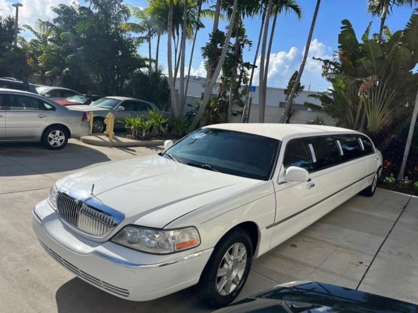 2009 Vibrant White /Black Lincoln Town Car Executive w/Limousine LO MI 79,993 (2L1FM88W09X) with an 4.6L SOHC EFI V8 Engine engine, Automatic transmission, located at 4701 North Dixie Hwy, Pompano Beach, FL, 33064, (954) 422-2889, 26.240938, -80.123474 - OUR WEBPAGE FLORIDACARS1.COM HAS OVER 100 PHOTOS AND FREE CARFAX LINK 2009 LINCOLN TOWN CAR EXECUTIVE L ROAD READY WORK READY VIN: 2L1FM88W09X601250 NO ACCIDENTS 4.6L V8 LIMOUSINE DA BRYAN COACH NO RECALLS 24 MPG 4.6L V8 F SOHC 16V 27 FT LONG LEATHER SEATS GASOLINE 7 PASSENGERS LOW MILES 79,993 REAR - Photo#3