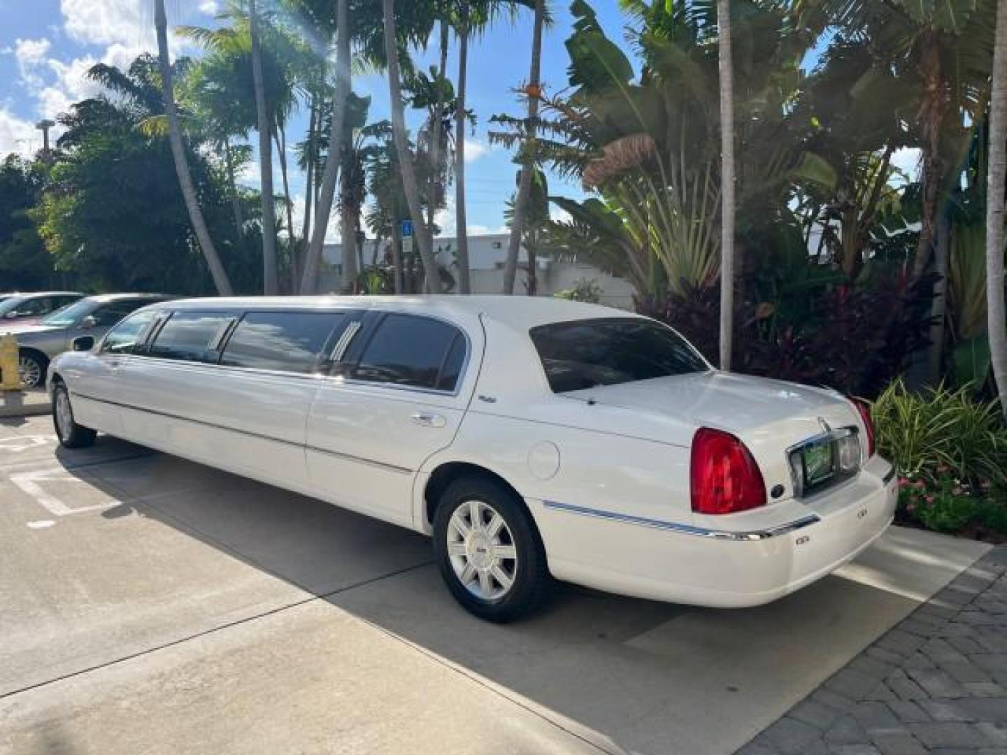 2009 Vibrant White /Black Lincoln Town Car Executive w/Limousine LO MI 79,993 (2L1FM88W09X) with an 4.6L SOHC EFI V8 Engine engine, Automatic transmission, located at 4701 North Dixie Hwy, Pompano Beach, FL, 33064, (954) 422-2889, 26.240938, -80.123474 - OUR WEBPAGE FLORIDACARS1.COM HAS OVER 100 PHOTOS AND FREE CARFAX LINK 2009 LINCOLN TOWN CAR EXECUTIVE L ROAD READY WORK READY VIN: 2L1FM88W09X601250 NO ACCIDENTS 4.6L V8 LIMOUSINE DA BRYAN COACH NO RECALLS 24 MPG 4.6L V8 F SOHC 16V 27 FT LONG LEATHER SEATS GASOLINE 7 PASSENGERS LOW MILES 79,993 REAR - Photo#5