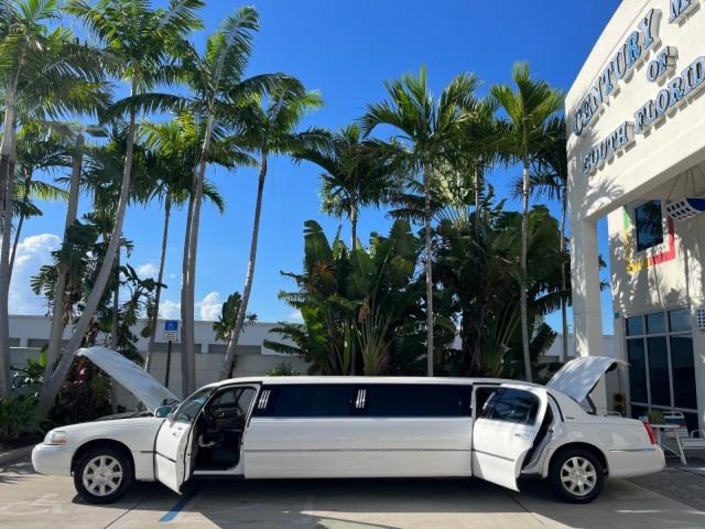 2009 Vibrant White /Black Lincoln Town Car Executive w/Limousine LO MI 79,993 (2L1FM88W09X) with an 4.6L SOHC EFI V8 Engine engine, Automatic transmission, located at 4701 North Dixie Hwy, Pompano Beach, FL, 33064, (954) 422-2889, 26.240938, -80.123474 - OUR WEBPAGE FLORIDACARS1.COM HAS OVER 100 PHOTOS AND FREE CARFAX LINK 2009 LINCOLN TOWN CAR EXECUTIVE L ROAD READY WORK READY VIN: 2L1FM88W09X601250 NO ACCIDENTS 4.6L V8 LIMOUSINE DA BRYAN COACH NO RECALLS 24 MPG 4.6L V8 F SOHC 16V 27 FT LONG LEATHER SEATS GASOLINE 7 PASSENGERS LOW MILES 79,993 REAR - Photo#8