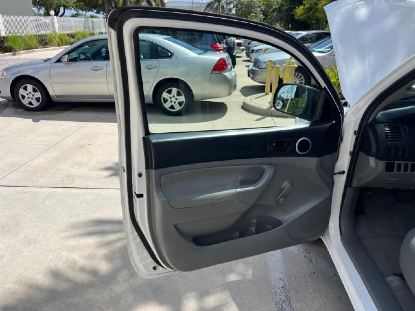 2007 Super White /Gray Toyota Tacoma AUTO AC LOW MILES 48,770 (5TENX22N27Z) with an 2.7L DOHC EFI 16-Valve I4 VVT-i Engine engine, Automatic transmission, located at 4701 North Dixie Hwy, Pompano Beach, FL, 33064, (954) 422-2889, 26.240938, -80.123474 - OUR WEBPAGE FLORIDACARS1.COM HAS OVER 100 PHOTOS AND FREE CARFAX LINK 2007 TOYOTA TACOMA ROAD READY WORK READY VIN: 5TENX22N27Z342629 NO RECALLS 2.7L I4 PICKUP LOW MILES 48,770 2.7L I4 F DOHC 16V 6,1 FT BED LENGTH GASOLINE 6 SERVICE RECORDS REAR WHEEL DRIVE 28 MPG 6.1' Bed Length Braking Assist Elec - Photo#9