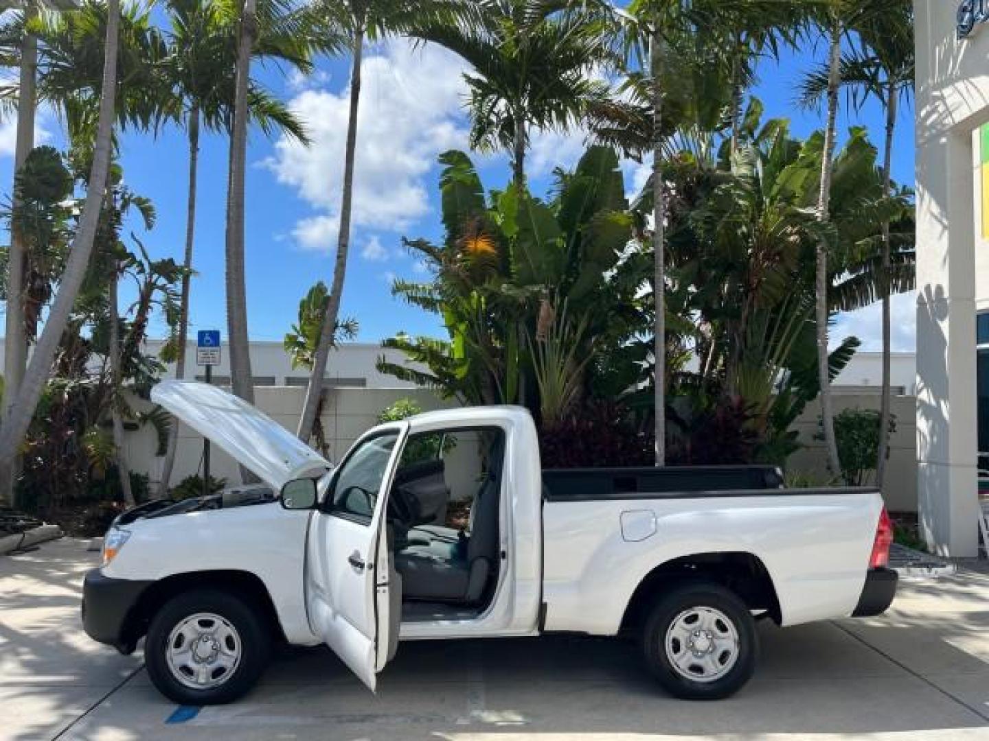 2007 Super White /Gray Toyota Tacoma AUTO AC LOW MILES 48,770 (5TENX22N27Z) with an 2.7L DOHC EFI 16-Valve I4 VVT-i Engine engine, Automatic transmission, located at 4701 North Dixie Hwy, Pompano Beach, FL, 33064, (954) 422-2889, 26.240938, -80.123474 - OUR WEBPAGE FLORIDACARS1.COM HAS OVER 100 PHOTOS AND FREE CARFAX LINK 2007 TOYOTA TACOMA ROAD READY WORK READY VIN: 5TENX22N27Z342629 NO RECALLS 2.7L I4 PICKUP LOW MILES 48,770 2.7L I4 F DOHC 16V 6,1 FT BED LENGTH GASOLINE 6 SERVICE RECORDS REAR WHEEL DRIVE 28 MPG 6.1' Bed Length Braking Assist Elec - Photo#8