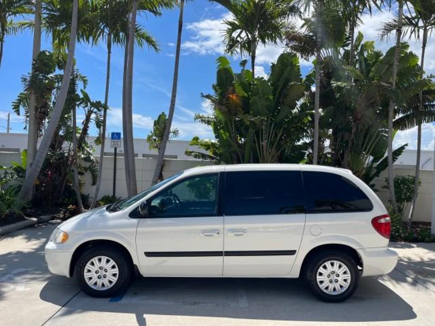 2005 Stone White /Med Slate Gray Chrysler Town and Country LOW MILES 54,735 (1C4GP45R85B) with an 3.3L OHV SMPI V6 Engine engine, Automatic transmission, located at 4701 North Dixie Hwy, Pompano Beach, FL, 33064, (954) 422-2889, 26.240938, -80.123474 - OUR WEBPAGE FLORIDACARS1.COM HAS OVER 100 PHOTOS AND FREE CARFAX LINK 2005 CHRYSLER TOWN AND COUNTRY ROAD READY 3.3L V6 VIN: 1C4GP45R85B317450 NO ACCIDENTS VAN NO RECALLS 3.3L V6 F OHV 24V FLORIDA OWNER GASOLINE POWER SEATS/MIRRORS LOW MILES 54,735 FRONT WHEEL DRIVE 20 SERVICE RECORDS 3 ROW SEATS 26 - Photo#4