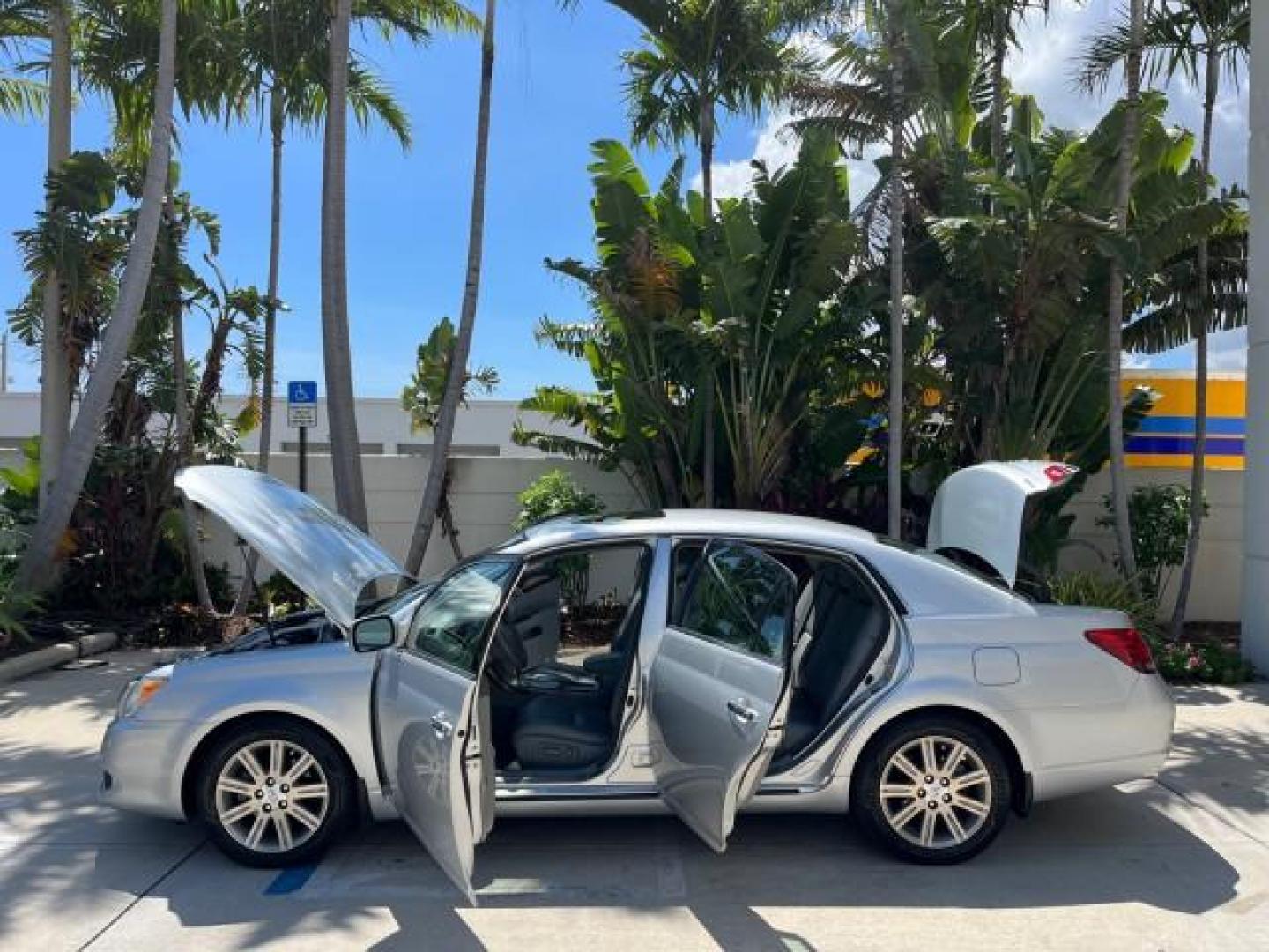 2008 Classic Silver Metallic /Graphite Toyota Avalon 1 FL Limited LOW MILES 80,351 (4T1BK36B88U) with an 3.5L DOHC EFI 24-Valve V6 Engine engine, Automatic transmission, located at 4701 North Dixie Hwy, Pompano Beach, FL, 33064, (954) 422-2889, 26.240938, -80.123474 - OUR WEBPAGE FLORIDACARS1.COM HAS OVER 100 PHOTOS AND FREE CARFAX LINK 2008 TOYOTA AVALON TOURING LIMITED ROAD READY 3.5L V6 VIN: 4T1BK36B88U293675 PUSH START BUTTON NO ACCIDENTS 28 MPG SEDAN 4 DR COOLED/HEATED SEATS NO RECALLS 3.5L V6 F DOHC 24V NAVIGATION 1 OWNER FLORIDA GASOLINE POWER SUNROOF LOW - Photo#8