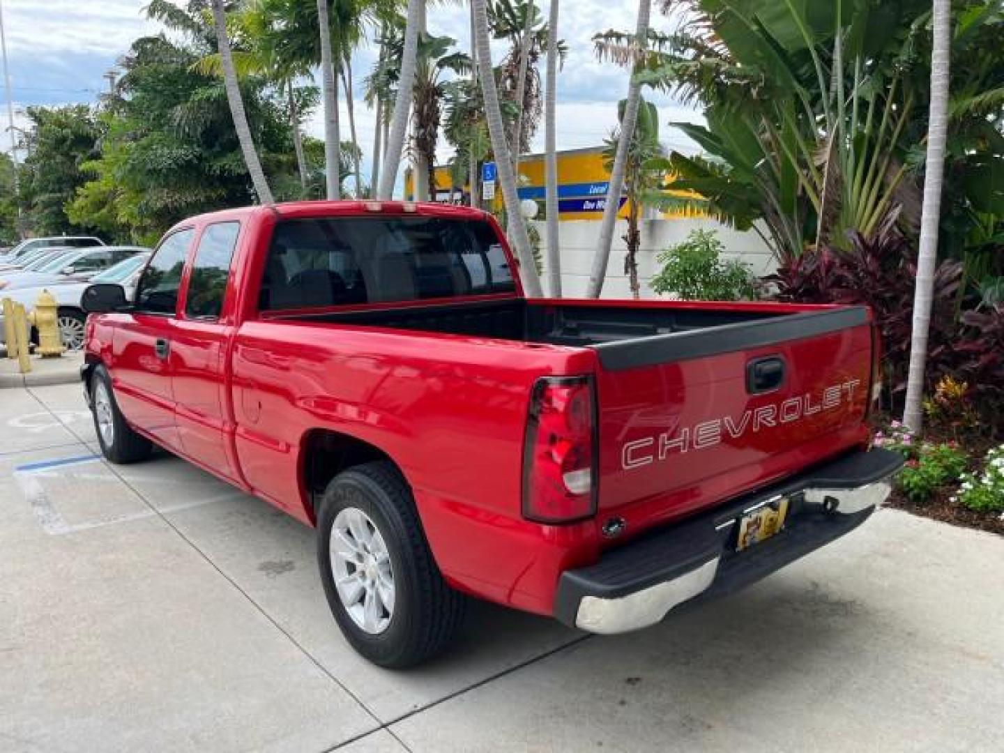 2005 Sport Red Metallic /Medium Gray Chevrolet Silverado 1500 4 DR LOW MILES 79,987 (1GCEC19X25Z) with an 4.3L Vortec 4300 V6 MFI Engine engine, Automatic transmission, located at 4701 North Dixie Hwy, Pompano Beach, FL, 33064, (954) 422-2889, 26.240938, -80.123474 - OUR WEBPAGE FLORIDACARS1.COM HAS OVER 100 PHOTOS AND FREE CARFAX LINK 2005 CHEVROLET SILVERADO 1500 ROAD READY WORK READY VIN: 1GCEC19X25Z205566 NO ACCIDENTS 6,6 FT BED 4 DOOR EXTENDED CAB PICKUP NO RECALLS 4.3L V6 4.3L V6 F FLORIDA OWNER GASOLINE BLUETOOTH LOW MILES 79,987 REAR WHEEL DRIVE BACK UP - Photo#77