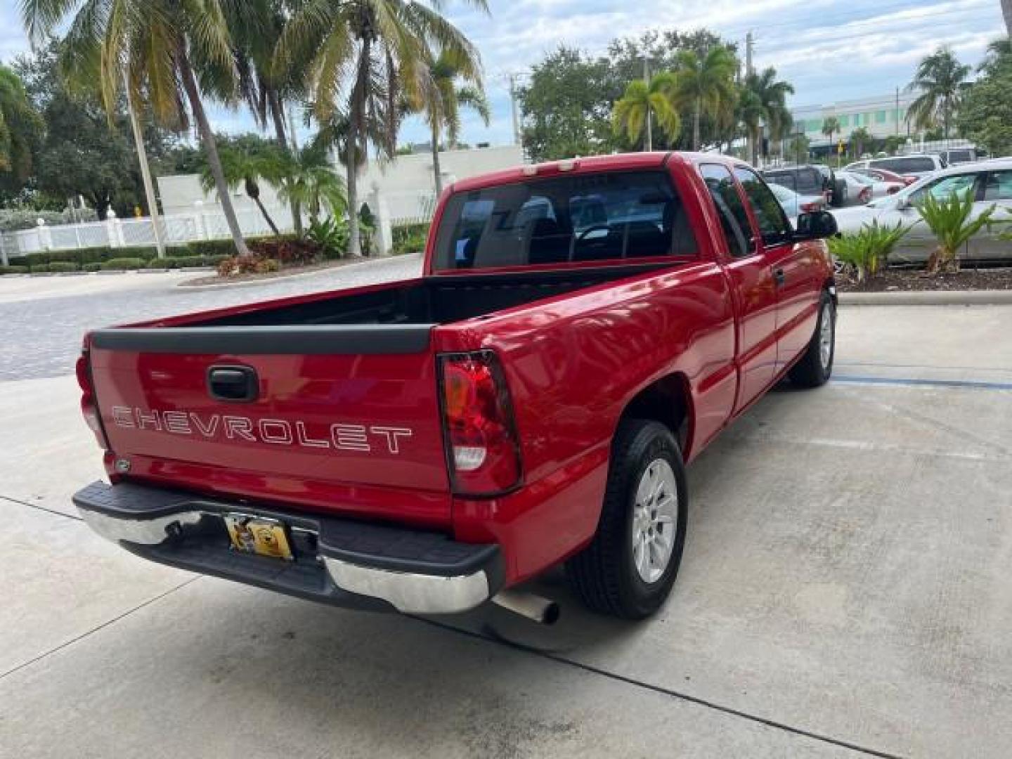 2005 Sport Red Metallic /Medium Gray Chevrolet Silverado 1500 4 DR LOW MILES 79,987 (1GCEC19X25Z) with an 4.3L Vortec 4300 V6 MFI Engine engine, Automatic transmission, located at 4701 North Dixie Hwy, Pompano Beach, FL, 33064, (954) 422-2889, 26.240938, -80.123474 - OUR WEBPAGE FLORIDACARS1.COM HAS OVER 100 PHOTOS AND FREE CARFAX LINK 2005 CHEVROLET SILVERADO 1500 ROAD READY WORK READY VIN: 1GCEC19X25Z205566 NO ACCIDENTS 6,6 FT BED 4 DOOR EXTENDED CAB PICKUP NO RECALLS 4.3L V6 4.3L V6 F FLORIDA OWNER GASOLINE BLUETOOTH LOW MILES 79,987 REAR WHEEL DRIVE BACK UP - Photo#7