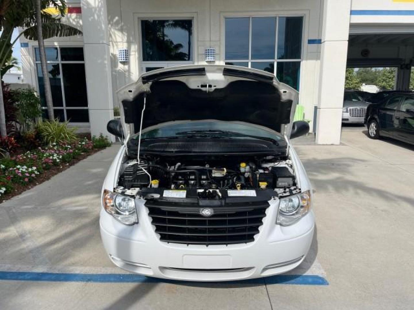 2005 Stone White /Med Slate Gray Chrysler Town and Country 1 OWNER LX LOW MILES 50,763 (2C4GP44R25R) with an 3.3L OHV SMPI V6 Engine engine, Automatic transmission, located at 4701 North Dixie Hwy, Pompano Beach, FL, 33064, (954) 422-2889, 26.240938, -80.123474 - OUR WEBPAGE FLORIDACARS1.COM HAS OVER 100 PHOTOS AND FREE CARFAX LINK 2005 CHRYSLER TOWN AND COUNTRY LX ROAD READY 3.3L V6 VIN: 2C4GP44R25R227228 NO ACCIDENTS VAN NO RECALLS 3.3L V6 F OHV 24V 1 OWNER 26 MPG GASOLINE POWER SEATS/MIRRORS LOW MILES 50,763 FRONT WHEEL DRIVE 40 SERVICE RECORDS 3 ROW SEAT - Photo#78