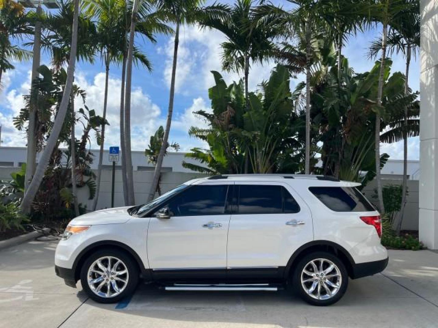 2011 White Suede /Medium Light Stone Ford Explorer 1 FL XLT LOW MILES 72,279 (1FMHK7D88BG) with an 3.5L Ti-VCT V6 Engine engine, Automatic transmission, located at 4701 North Dixie Hwy, Pompano Beach, FL, 33064, (954) 422-2889, 26.240938, -80.123474 - OUR WEBPAGE FLORIDACARS1.COM HAS OVER 100 PHOTOS AND FREE CARFAX LINK 2011 FORD EXPLORER XLT ROAD READY 3.5L V6 XLT VIN: 1FMHK7D88BGA71698 NO ACCIDENTS BLUETOOTH 4 DOOR WAGON/SPORT UTILITY 1 OWNER FLORIDA 3.5L V6 F DOHC 24V LOW MILES 72,279 LEATHER GASOLINE POWER LIFTGATE 3 ROW SEATS NAVIGATION FRON - Photo#4