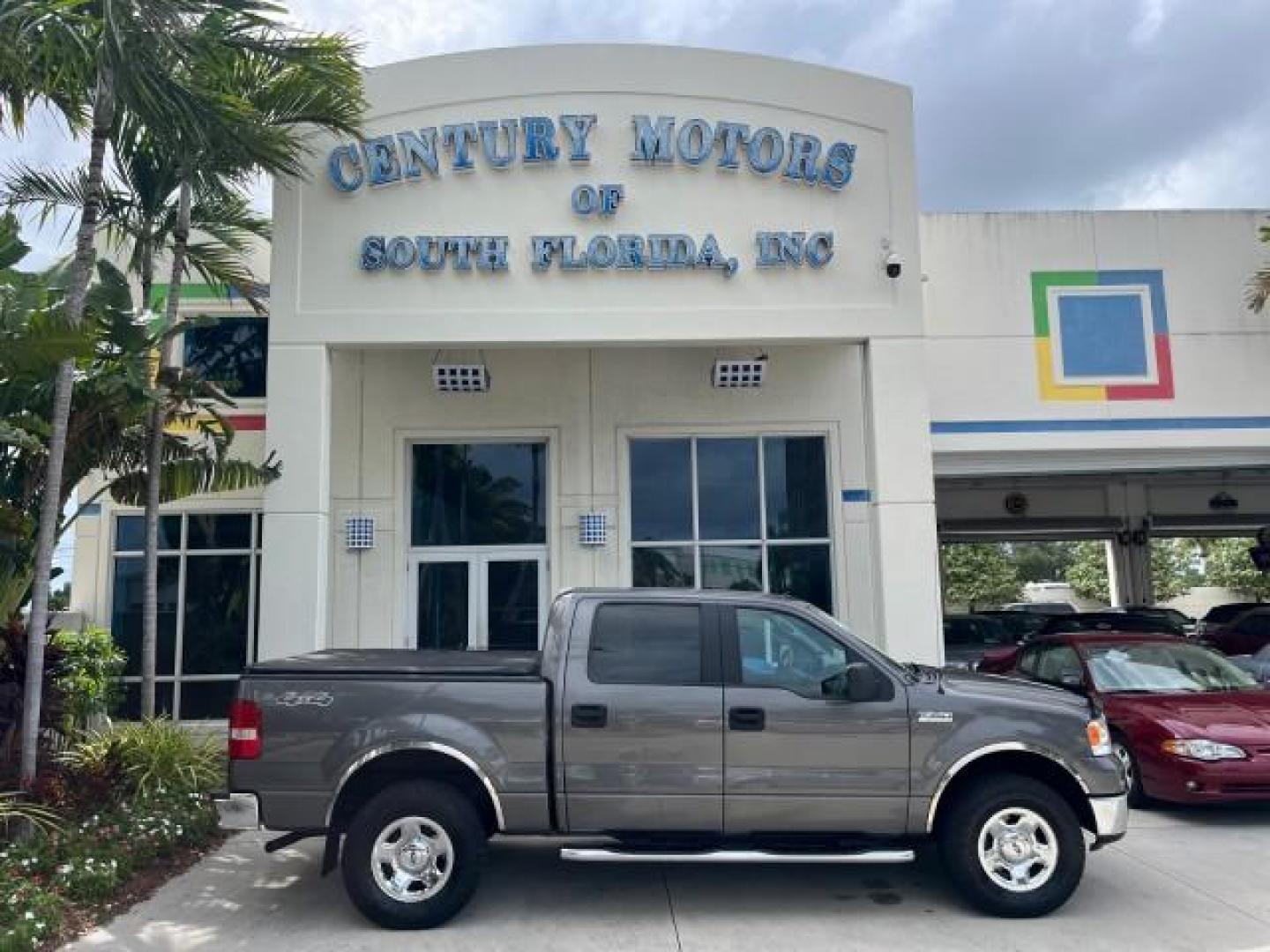 2007 Dark Shadow Grey Metallic /Flint Ford F-150 1 OWNER 4X4 XLT LOW MILES 84,040 (1FTPW14V07F) with an 5.4L 24-Valve EFI FFV V8 Engine engine, Automatic transmission, located at 4701 North Dixie Hwy, Pompano Beach, FL, 33064, (954) 422-2889, 26.240938, -80.123474 - OUR WEBPAGE FLORIDACARS1.COM HAS OVER 100 PHOTOS AND FREE CARFAX LINK 2007 FORD F-150 XLT ROAD READY WORK READY VIN: 1FTPW14V07FA25593 NO ACCIDENTS NO RECALLS CREW PICKUP 1 OWNER 5.4L V8 5.4L V8 F SOHC PARK SENSORS 4WD ON DEMAND 5.6 FT BED FLEX FUEL BACK UP CAMERA LOW MILES 84,040 XLT REAR WHEEL DRI - Photo#0