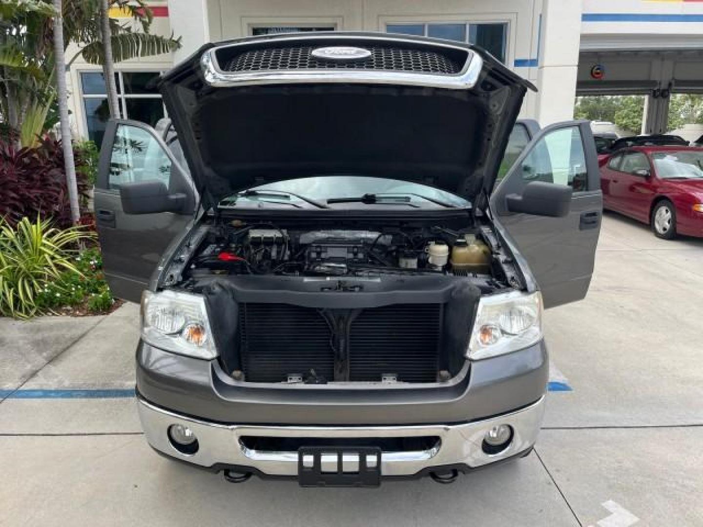 2007 Dark Shadow Grey Metallic /Flint Ford F-150 1 OWNER 4X4 XLT LOW MILES 84,040 (1FTPW14V07F) with an 5.4L 24-Valve EFI FFV V8 Engine engine, Automatic transmission, located at 4701 North Dixie Hwy, Pompano Beach, FL, 33064, (954) 422-2889, 26.240938, -80.123474 - OUR WEBPAGE FLORIDACARS1.COM HAS OVER 100 PHOTOS AND FREE CARFAX LINK 2007 FORD F-150 XLT ROAD READY WORK READY VIN: 1FTPW14V07FA25593 NO ACCIDENTS NO RECALLS CREW PICKUP 1 OWNER 5.4L V8 5.4L V8 F SOHC PARK SENSORS 4WD ON DEMAND 5.6 FT BED FLEX FUEL BACK UP CAMERA LOW MILES 84,040 XLT REAR WHEEL DRI - Photo#16