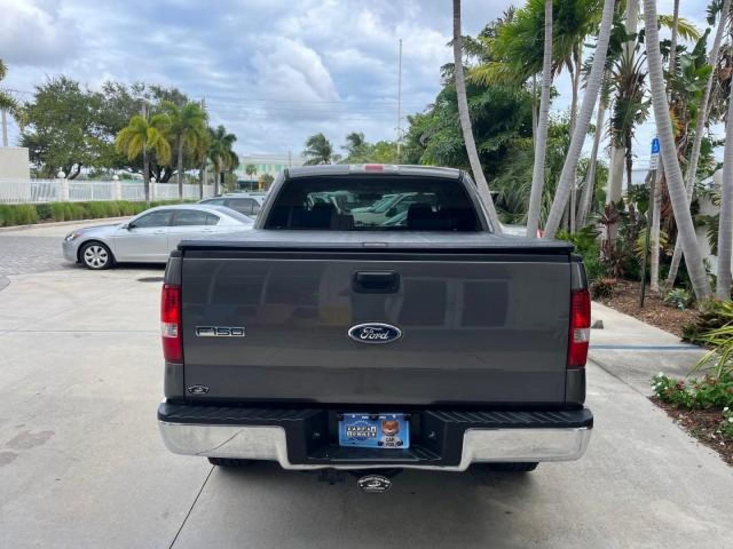 2007 Dark Shadow Grey Metallic /Flint Ford F-150 1 OWNER 4X4 XLT LOW MILES 84,040 (1FTPW14V07F) with an 5.4L 24-Valve EFI FFV V8 Engine engine, Automatic transmission, located at 4701 North Dixie Hwy, Pompano Beach, FL, 33064, (954) 422-2889, 26.240938, -80.123474 - OUR WEBPAGE FLORIDACARS1.COM HAS OVER 100 PHOTOS AND FREE CARFAX LINK 2007 FORD F-150 XLT ROAD READY WORK READY VIN: 1FTPW14V07FA25593 NO ACCIDENTS NO RECALLS CREW PICKUP 1 OWNER 5.4L V8 5.4L V8 F SOHC PARK SENSORS 4WD ON DEMAND 5.6 FT BED FLEX FUEL BACK UP CAMERA LOW MILES 84,040 XLT REAR WHEEL DRI - Photo#6