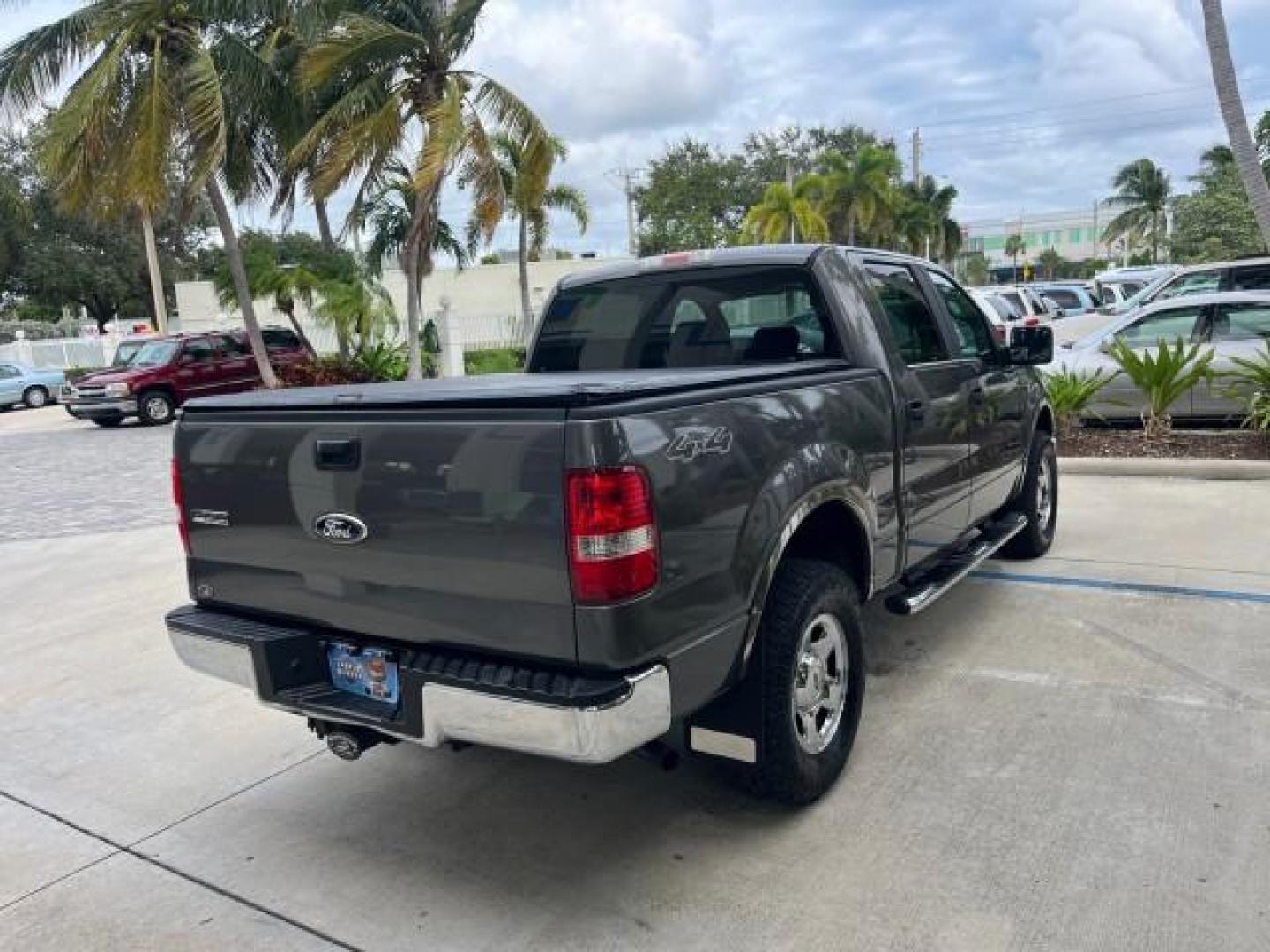 2007 Dark Shadow Grey Metallic /Flint Ford F-150 1 OWNER 4X4 XLT LOW MILES 84,040 (1FTPW14V07F) with an 5.4L 24-Valve EFI FFV V8 Engine engine, Automatic transmission, located at 4701 North Dixie Hwy, Pompano Beach, FL, 33064, (954) 422-2889, 26.240938, -80.123474 - OUR WEBPAGE FLORIDACARS1.COM HAS OVER 100 PHOTOS AND FREE CARFAX LINK 2007 FORD F-150 XLT ROAD READY WORK READY VIN: 1FTPW14V07FA25593 NO ACCIDENTS NO RECALLS CREW PICKUP 1 OWNER 5.4L V8 5.4L V8 F SOHC PARK SENSORS 4WD ON DEMAND 5.6 FT BED FLEX FUEL BACK UP CAMERA LOW MILES 84,040 XLT REAR WHEEL DRI - Photo#7