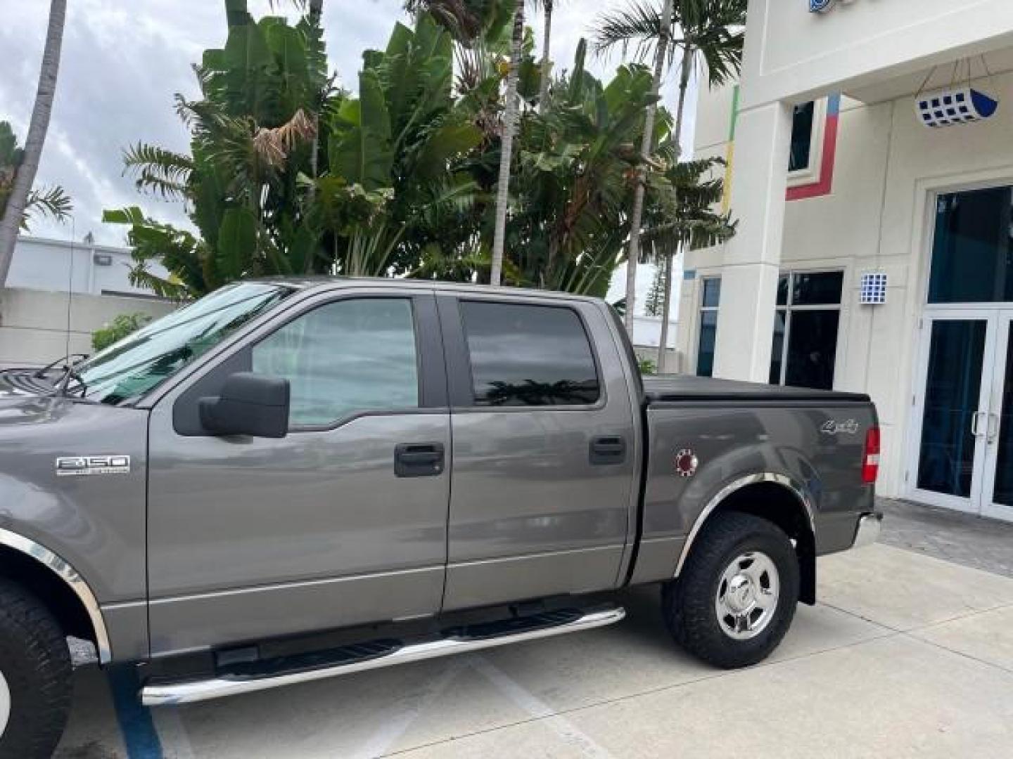 2007 Dark Shadow Grey Metallic /Flint Ford F-150 1 OWNER 4X4 XLT LOW MILES 84,040 (1FTPW14V07F) with an 5.4L 24-Valve EFI FFV V8 Engine engine, Automatic transmission, located at 4701 North Dixie Hwy, Pompano Beach, FL, 33064, (954) 422-2889, 26.240938, -80.123474 - OUR WEBPAGE FLORIDACARS1.COM HAS OVER 100 PHOTOS AND FREE CARFAX LINK 2007 FORD F-150 XLT ROAD READY WORK READY VIN: 1FTPW14V07FA25593 NO ACCIDENTS NO RECALLS CREW PICKUP 1 OWNER 5.4L V8 5.4L V8 F SOHC PARK SENSORS 4WD ON DEMAND 5.6 FT BED FLEX FUEL BACK UP CAMERA LOW MILES 84,040 XLT REAR WHEEL DRI - Photo#86