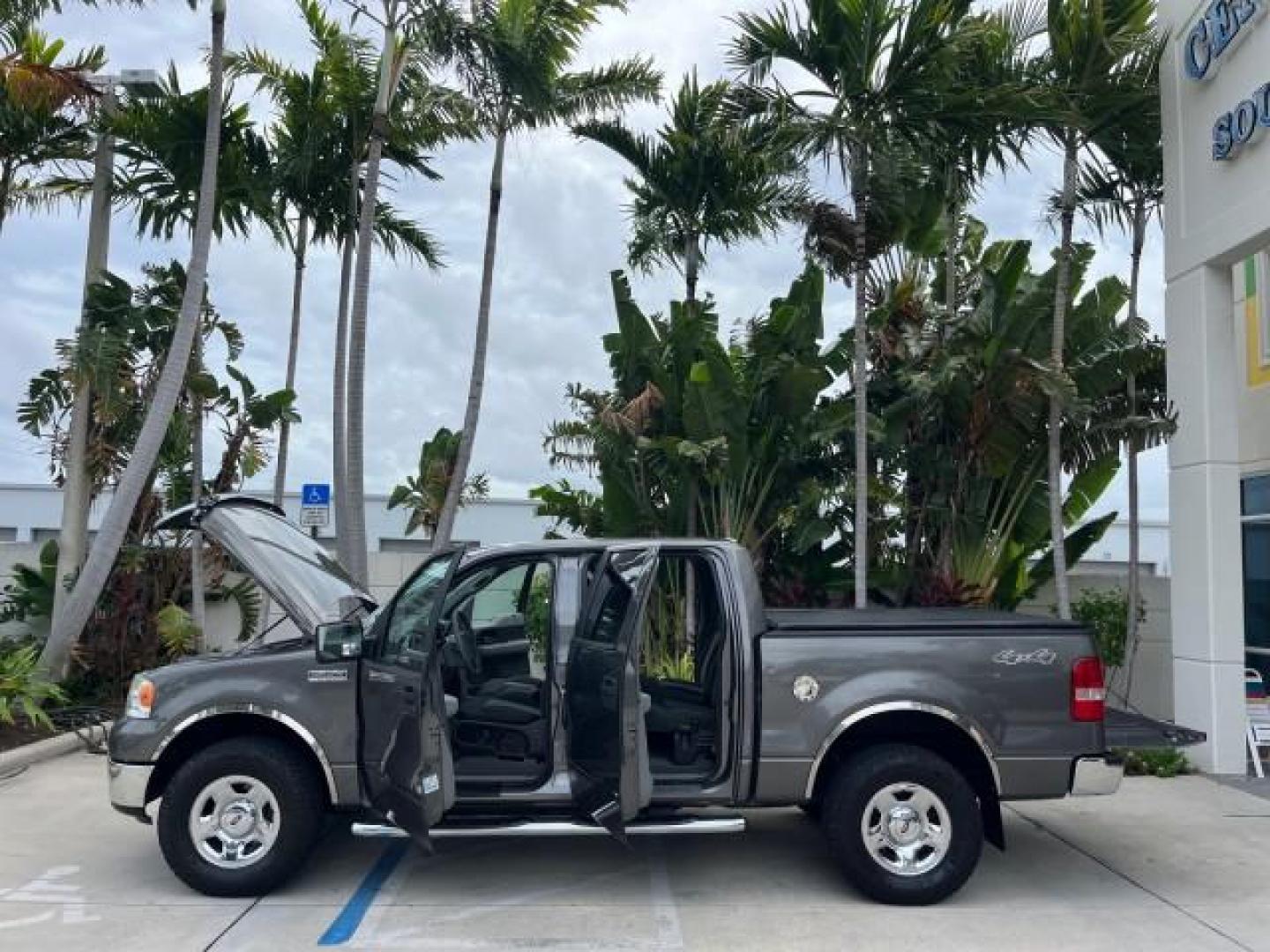 2007 Dark Shadow Grey Metallic /Flint Ford F-150 1 OWNER 4X4 XLT LOW MILES 84,040 (1FTPW14V07F) with an 5.4L 24-Valve EFI FFV V8 Engine engine, Automatic transmission, located at 4701 North Dixie Hwy, Pompano Beach, FL, 33064, (954) 422-2889, 26.240938, -80.123474 - OUR WEBPAGE FLORIDACARS1.COM HAS OVER 100 PHOTOS AND FREE CARFAX LINK 2007 FORD F-150 XLT ROAD READY WORK READY VIN: 1FTPW14V07FA25593 NO ACCIDENTS NO RECALLS CREW PICKUP 1 OWNER 5.4L V8 5.4L V8 F SOHC PARK SENSORS 4WD ON DEMAND 5.6 FT BED FLEX FUEL BACK UP CAMERA LOW MILES 84,040 XLT REAR WHEEL DRI - Photo#8