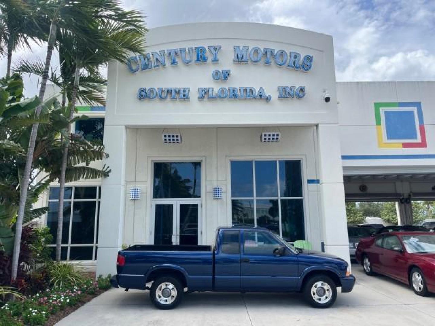 2001 Space Blue Metallic /Gray GMC Sonoma 1 FL SLS LOW MILES 56,514 (1GTCS19W918) with an 4.3L Vortec 1000 SFI V6 Engine engine, Automatic transmission, located at 4701 North Dixie Hwy, Pompano Beach, FL, 33064, (954) 422-2889, 26.240938, -80.123474 - OUR WEBPAGE FLORIDACARS1.COM HAS OVER 100 PHOTOS AND FREE CARFAX LINK 2001 GMC SONOMA SL ROAD READY WORK READY VIN: 1GTCS19W918196334 NO RECALLS 6,1 FT BED CLUB CAB PICKUP 1 OWNER FLORIDA 4.3L V6 4.3L V6 F AUTO AC LOW MILES 56,514 GASOLINE REAR WHEEL DRIVE 6.1' Bed Length Anti-Theft System Approach - Photo#0